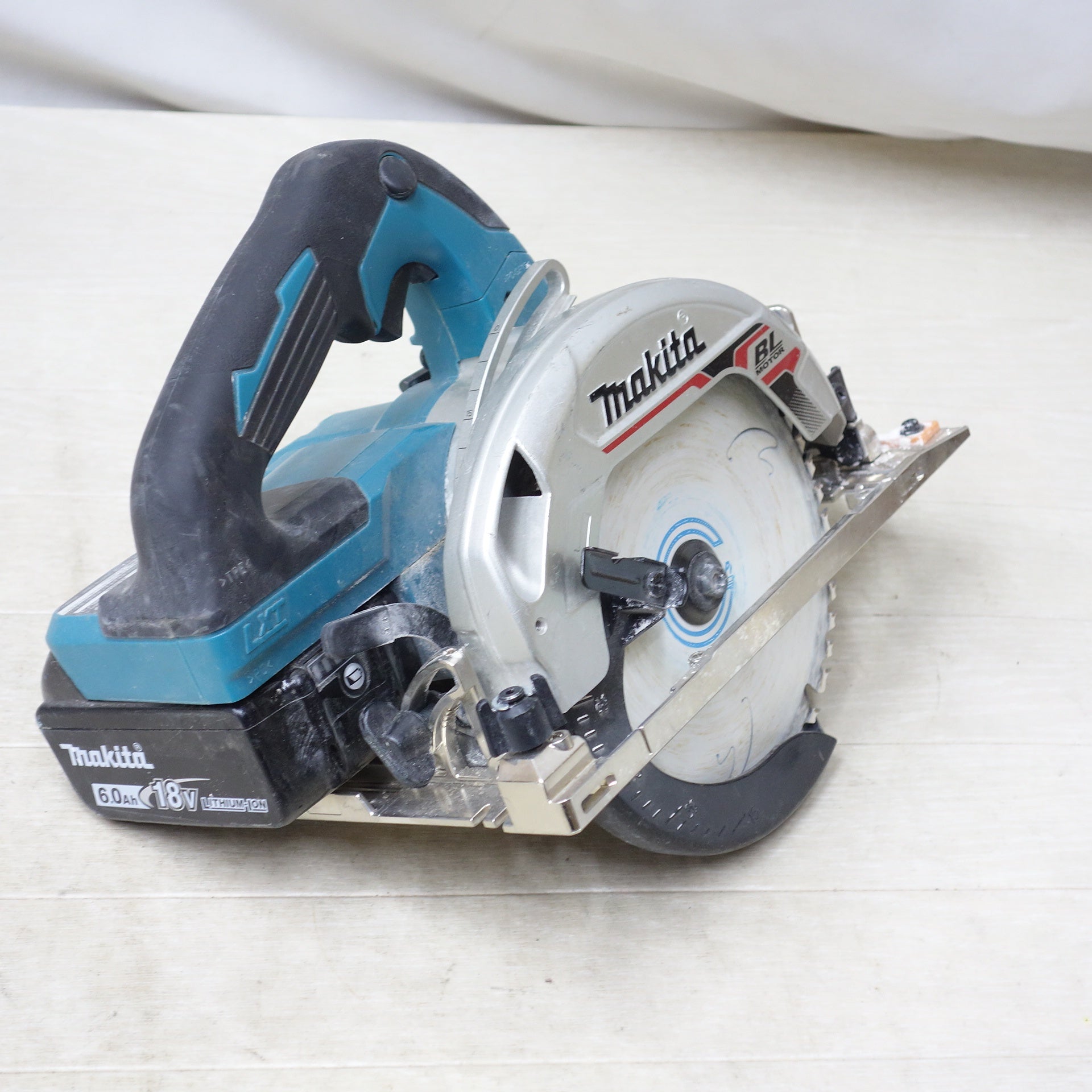 [送料無料] ◆makita マキタ 165mm 充電式マルノコ HS631D 18V BL1860B バッテリー2個付き 切断機 丸のこ 電動工具◆