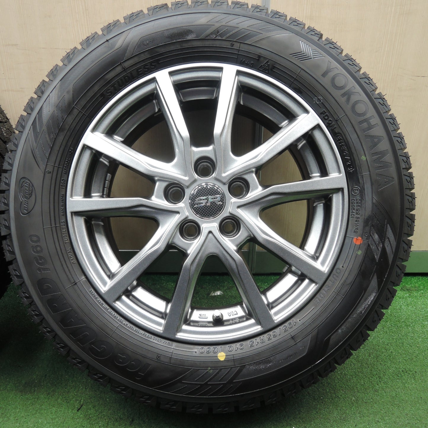 *送料無料* タイヤ未使用！23年！キレイ★プリウス等 195/65R15 スタッドレス ヨコハマ アイスガード iG60 STRANGER ストレンジャー PCD100/5H★4022101NJス