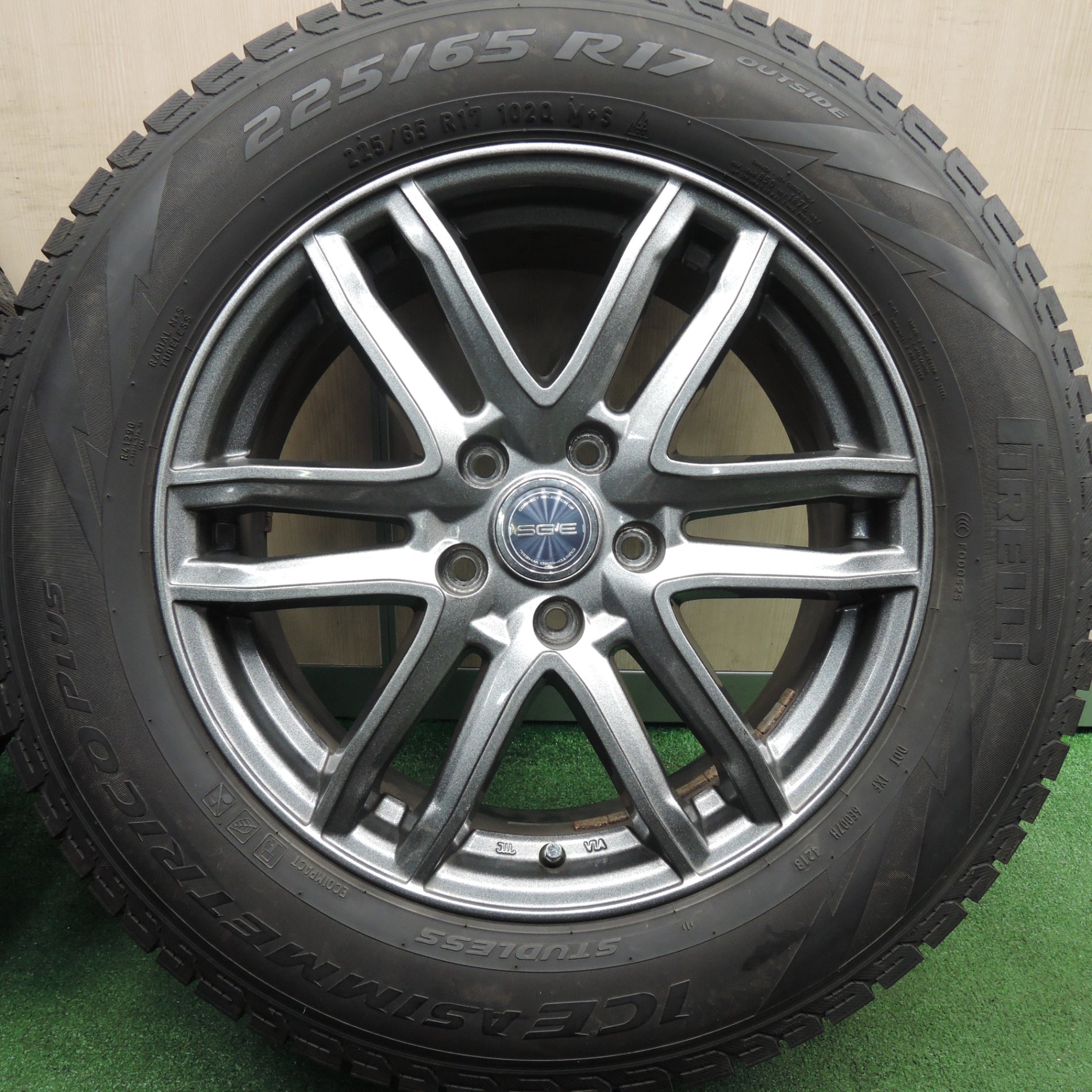 *送料無料*バリ溝！キレイ！9分★スタッドレス 225/65R17 ピレリ アイスアシンメトリコ プラス SG-E 17インチ  PCD114.3/5H★4012702HAス