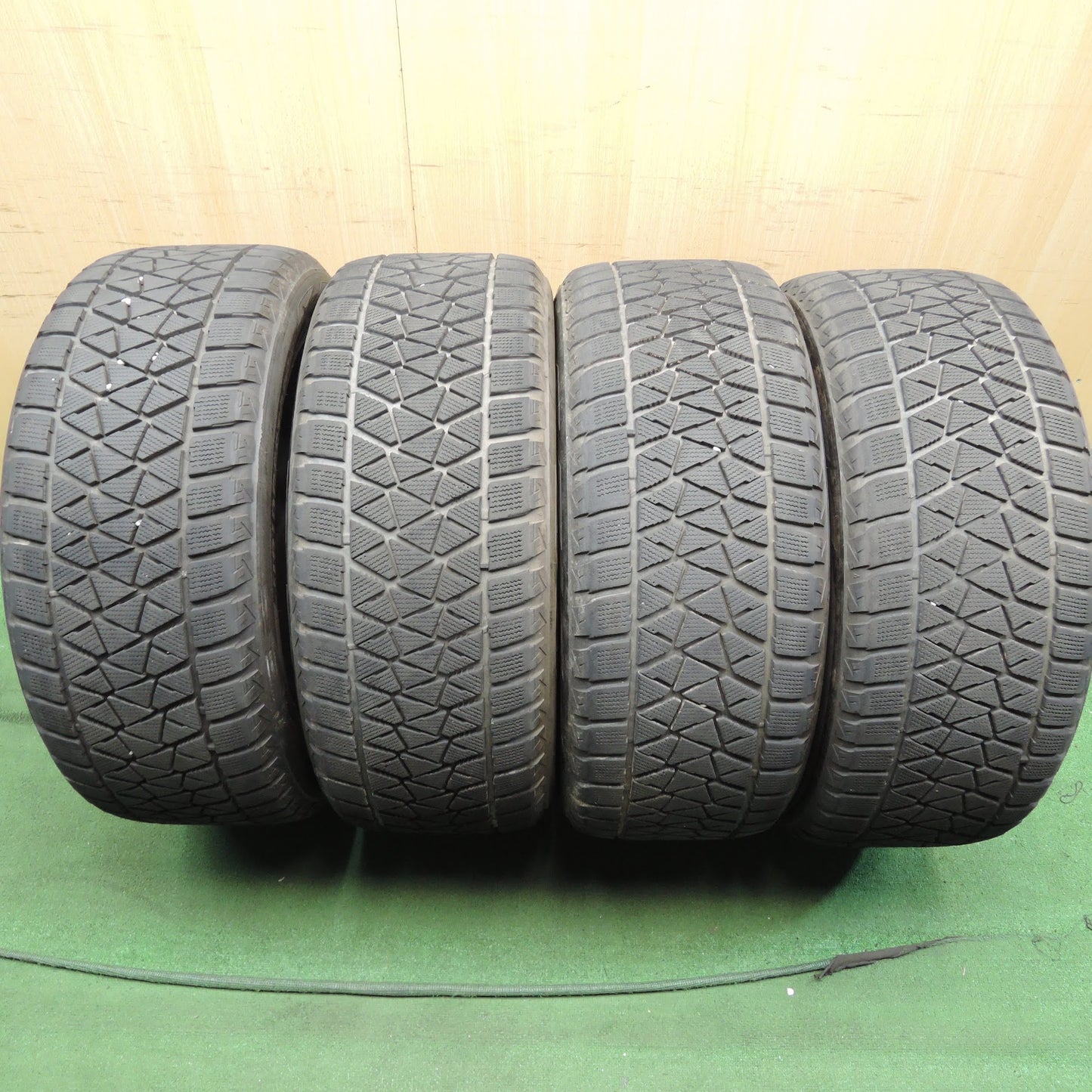 [送料無料]バリ溝！キレイ！8.5分★スタッドレス 285/50R20 ブリヂストン ブリザック DM-V2 FADi INTERNATIONAL 20インチ PCD150/5H ランクル 等★3091502クス