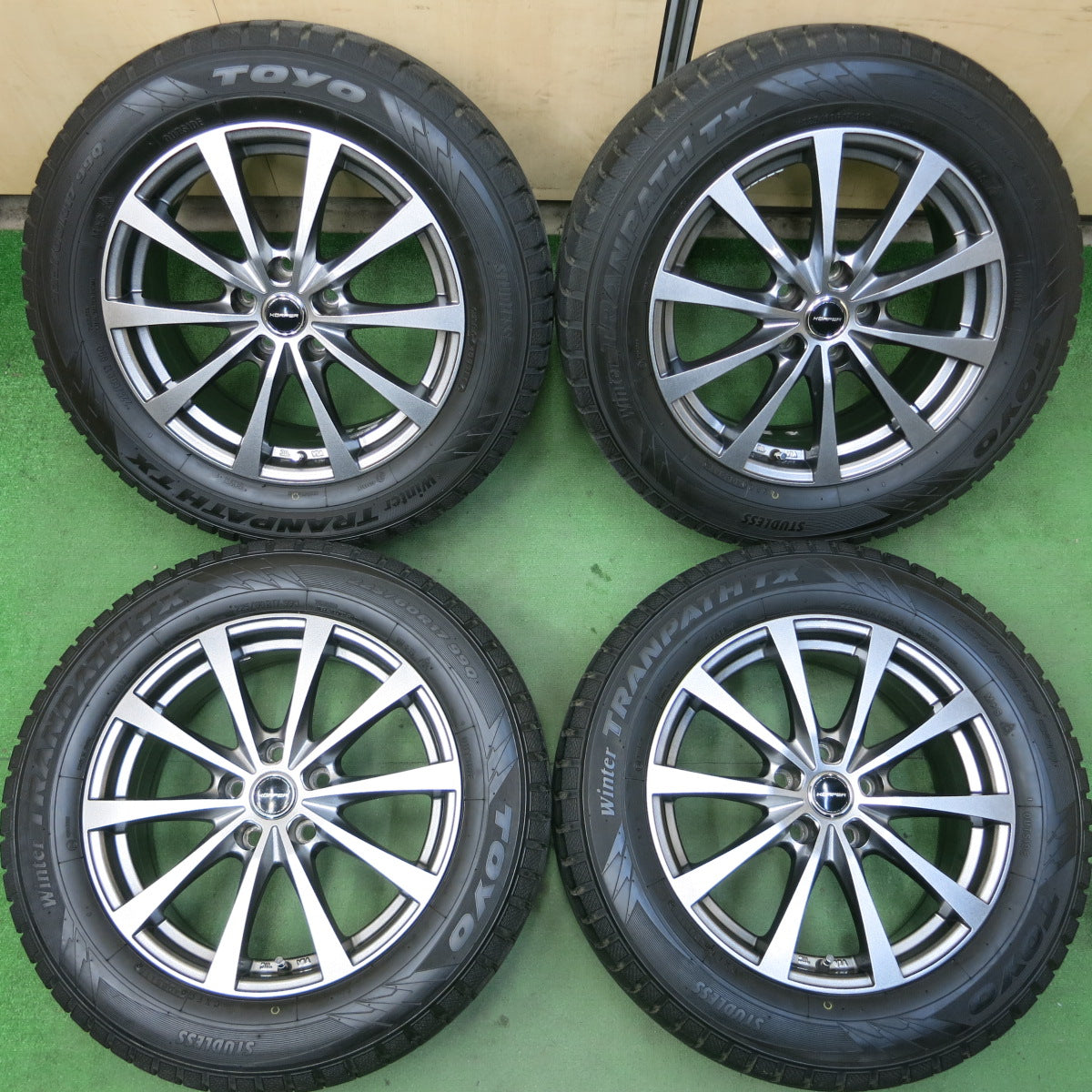 *送料無料*バリ溝！キレイ！9.5分以上★スタッドレス 225/60R17 トーヨー ウインタートランパス TX KORPER ケルパー 17インチ PCD114.3/5H★3103103イス