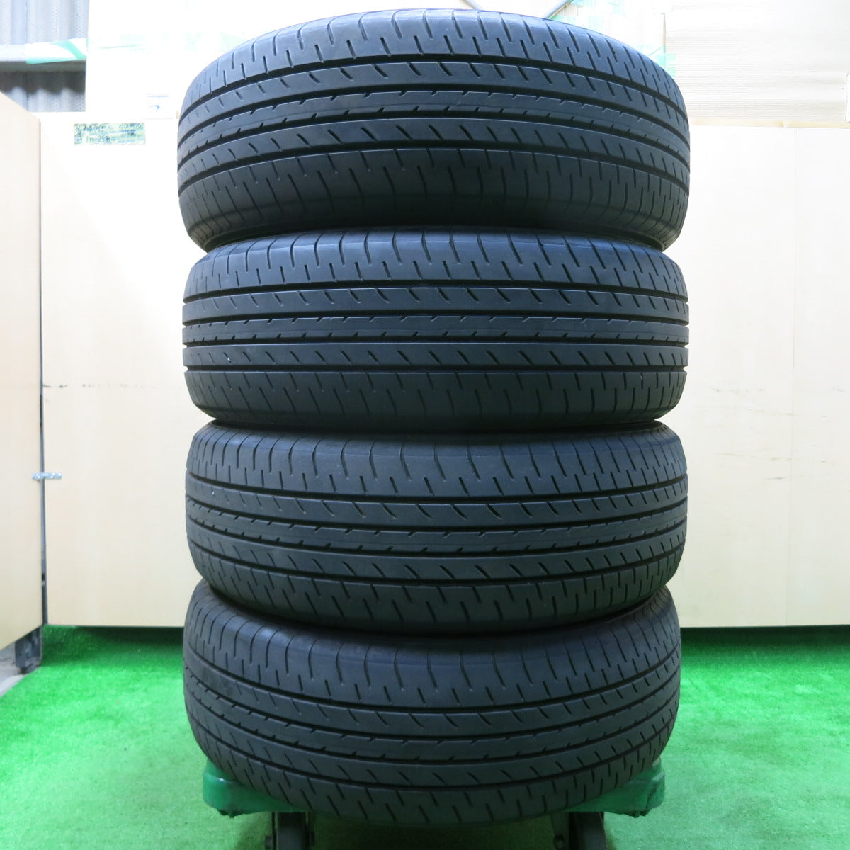 *送料無料*バリ溝！22年！8.5分★225/60R17 ヨコハマ ブルーアース E51 E51A タイヤ 17インチ アルファード ヴェルファイア 等★3112513イノタ