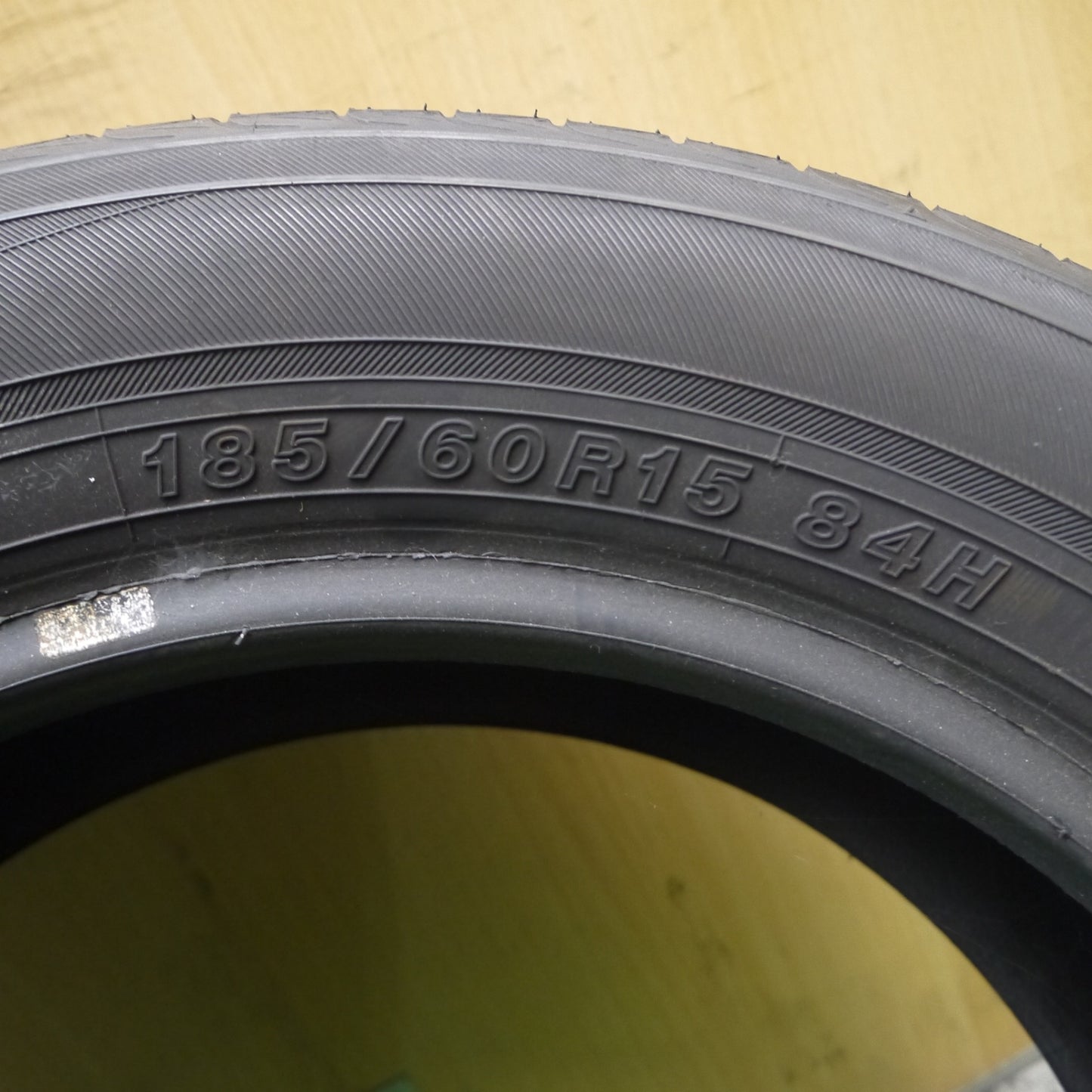 *送料無料* バリ溝！8.5分★185/60R15 ヨコハマ ブルーアース タイヤ 15インチ アクア シエンタ シャトル 等★4030509Hノタ