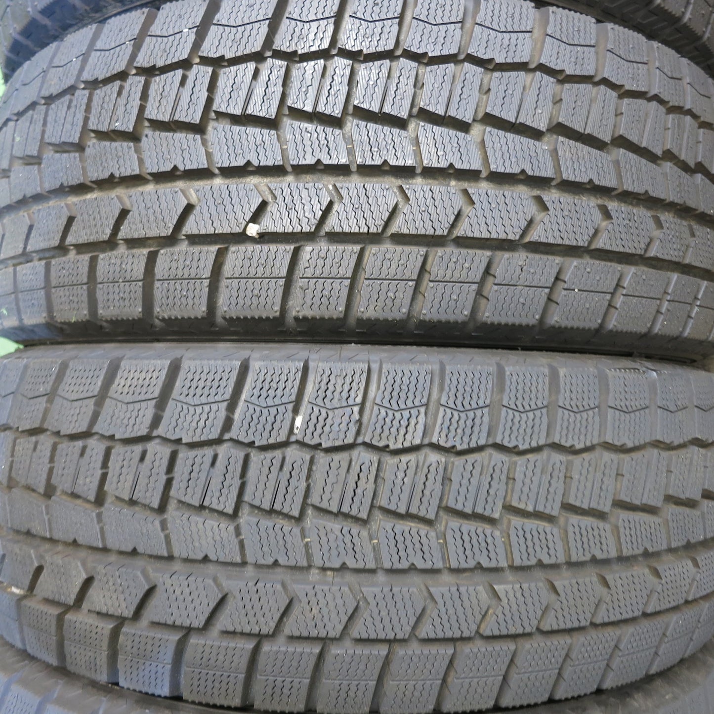 [送料無料]ほぼ未使用！20年★スタッドレス 205/60R16 ダンロップ ウインターマックス WM02 タイヤ 16インチ ノア ヴォクシー プリウス 等★3062118Hスタ