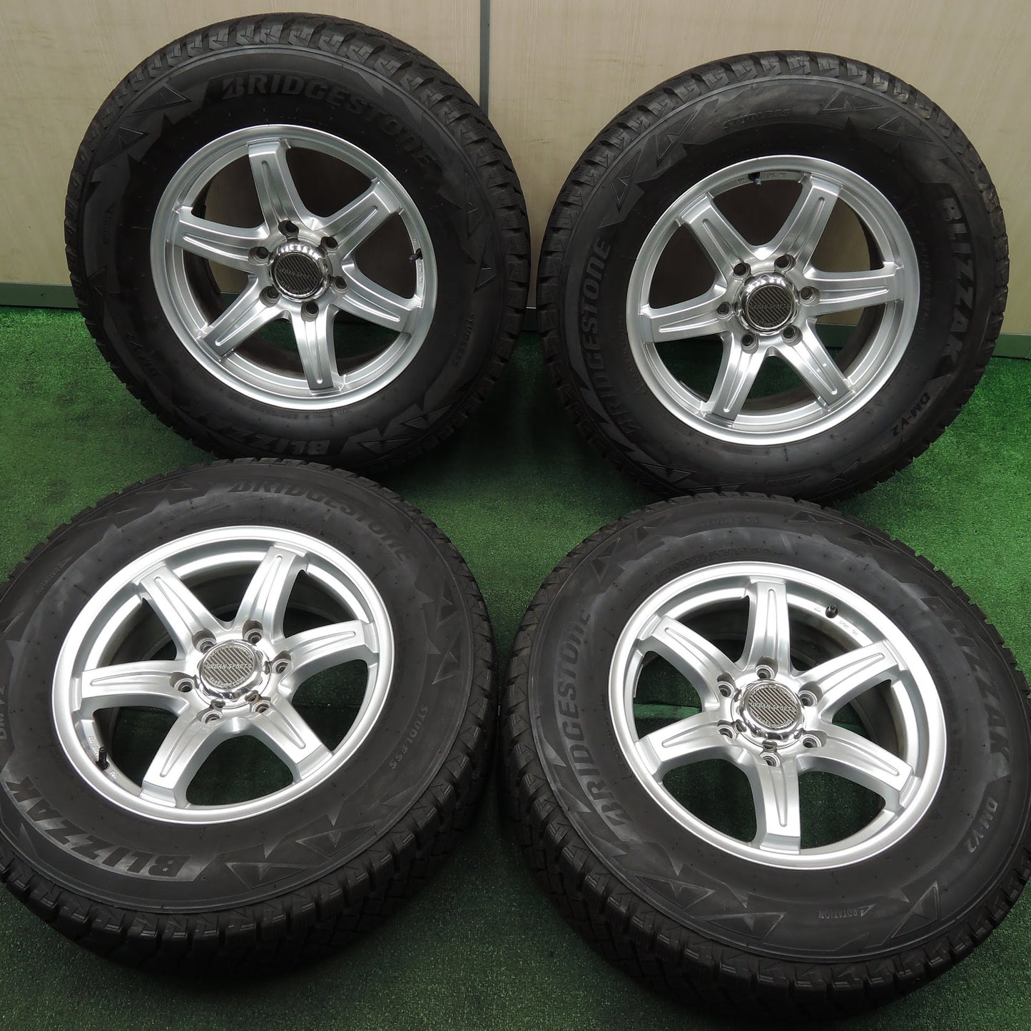 [送料無料]バリ溝！キレイ！8.5分★URBAN SPORT 4X4 Engineering 265/65R17 スタッドレス ブリヂストン ブリザック DM-V2 17インチ PCD139.7/6H★3111604TNス