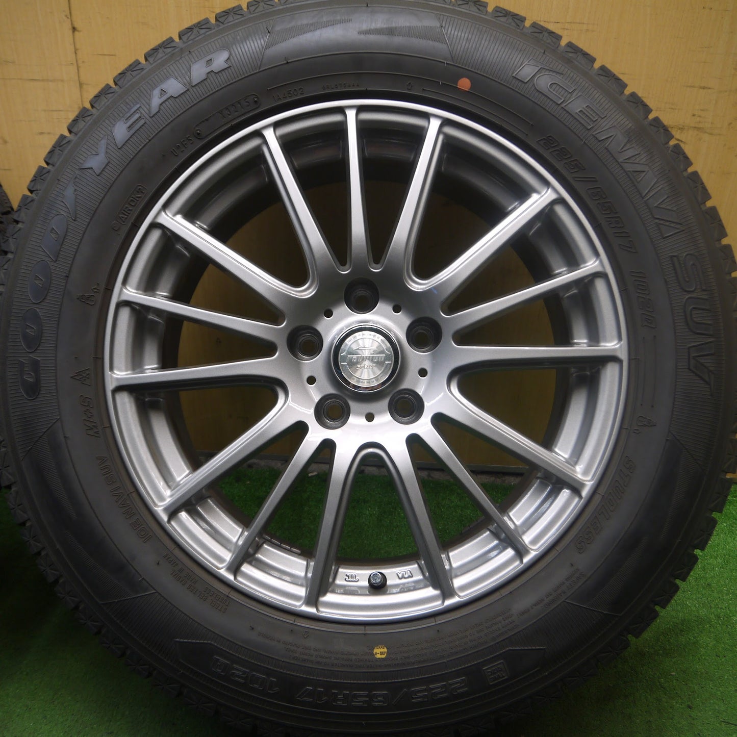 [送料無料]バリ溝！キレイ！9.5分★スタッドレス 225/65R17 グッドイヤー アイスナビ SUV ravrion selzer ラブリオン 17インチ PCD114.3/5H★3092601Hス