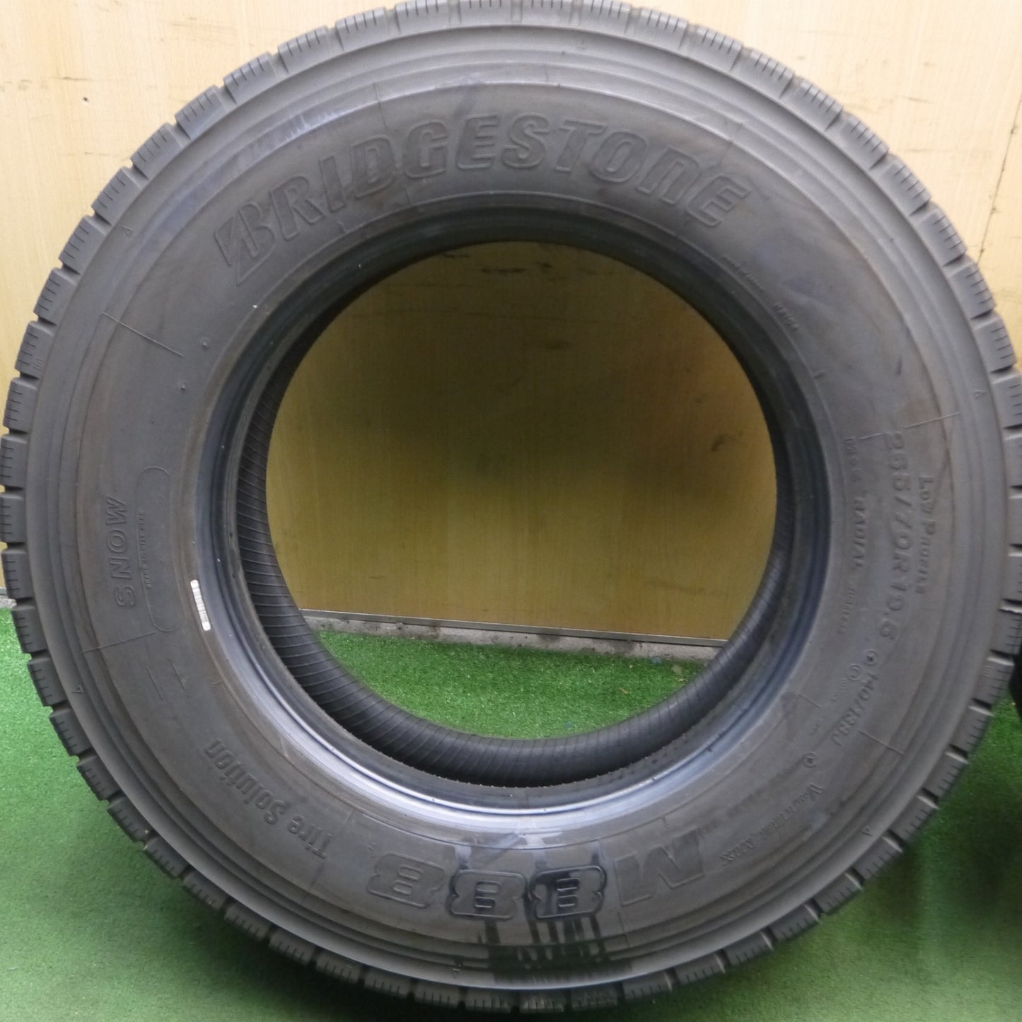 *送料無料* バリ溝！23年！8.5分★トラック タイヤ 265/70R19.5 140/138J ブリヂストン M888 ミックス オールシーズン 19.5インチ★4030106KKスタ