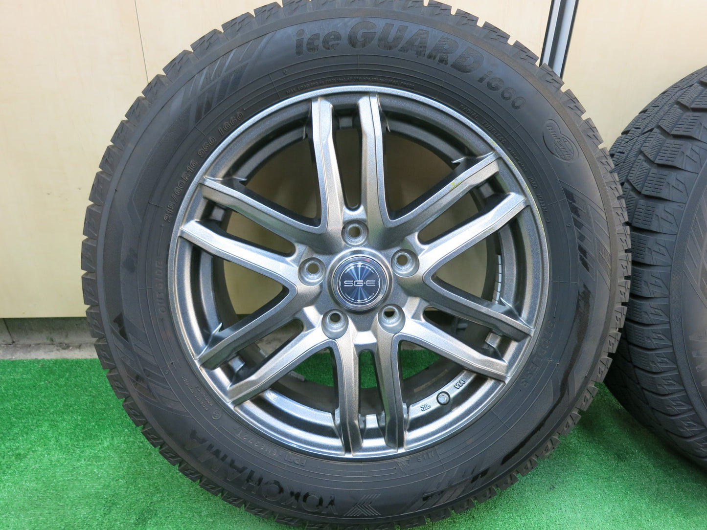 [送料無料]バリ溝！21年！キレイ！9.5分以上★スタッドレス 215/60R16 ヨコハマ アイスガード iG60 SG-E 社外 アルミ 16インチ PCD114.3/5H★3031104ヒス