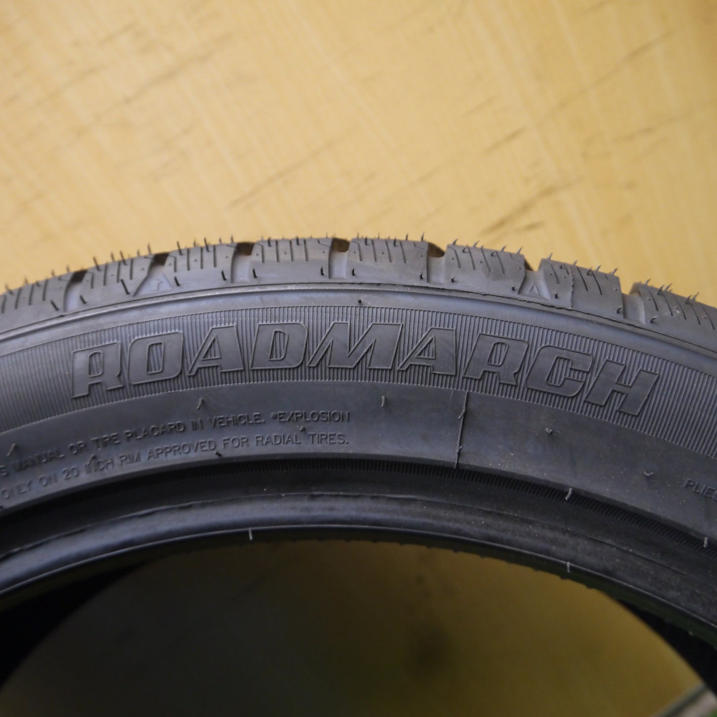 *送料無料*未使用！23年★スタッドレス 275/40R20 ROADMARCH Winter Xpro 999 タイヤ 20インチ BMW レクサス等★4010907Hスタ