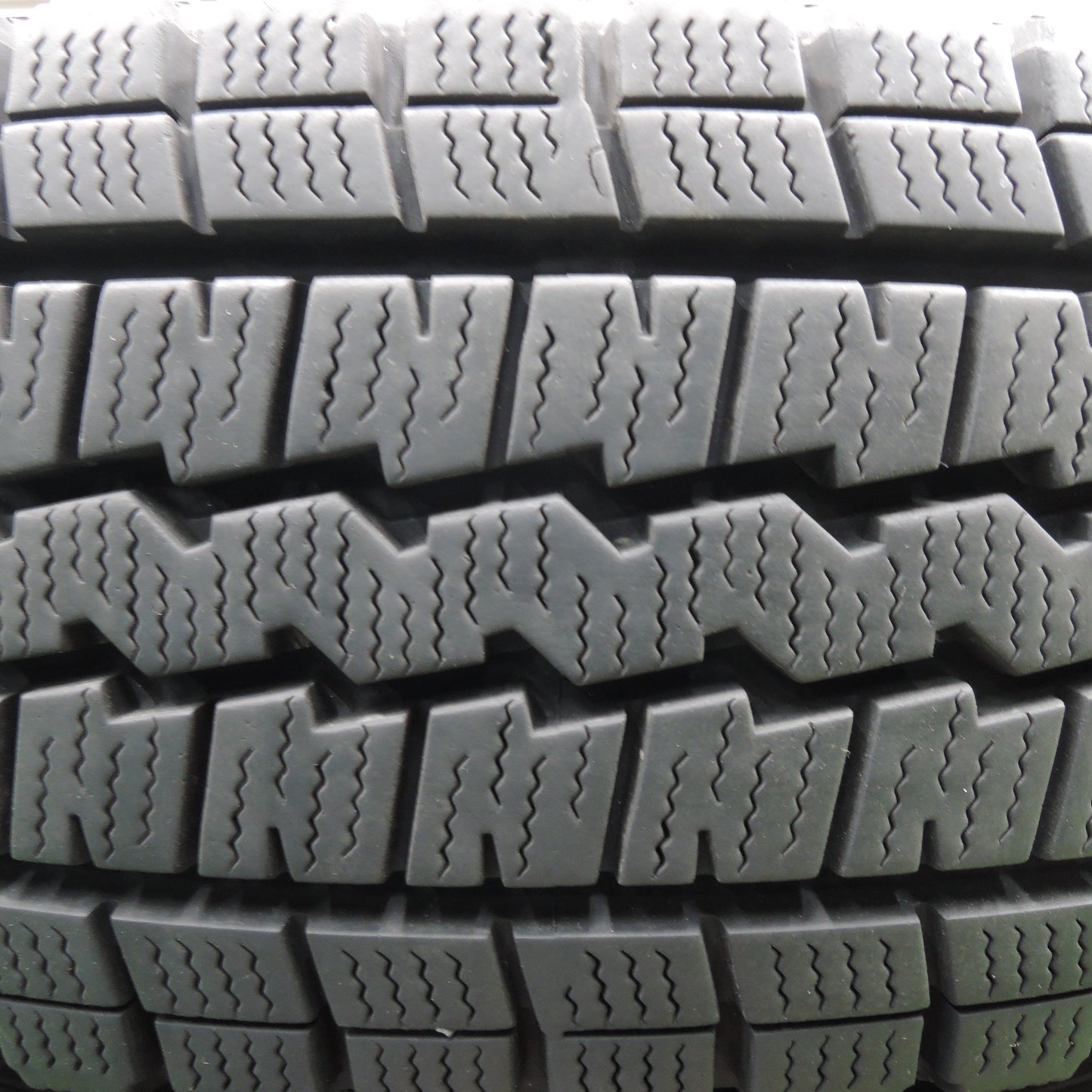 *送料無料*バリ溝！9.5分★トヨタ 200系 ハイエース 純正 スチール 195/80R15 スタッドレス ダンロップ ウインターマックス SV01 PCD139.7/6H★3121614HAス