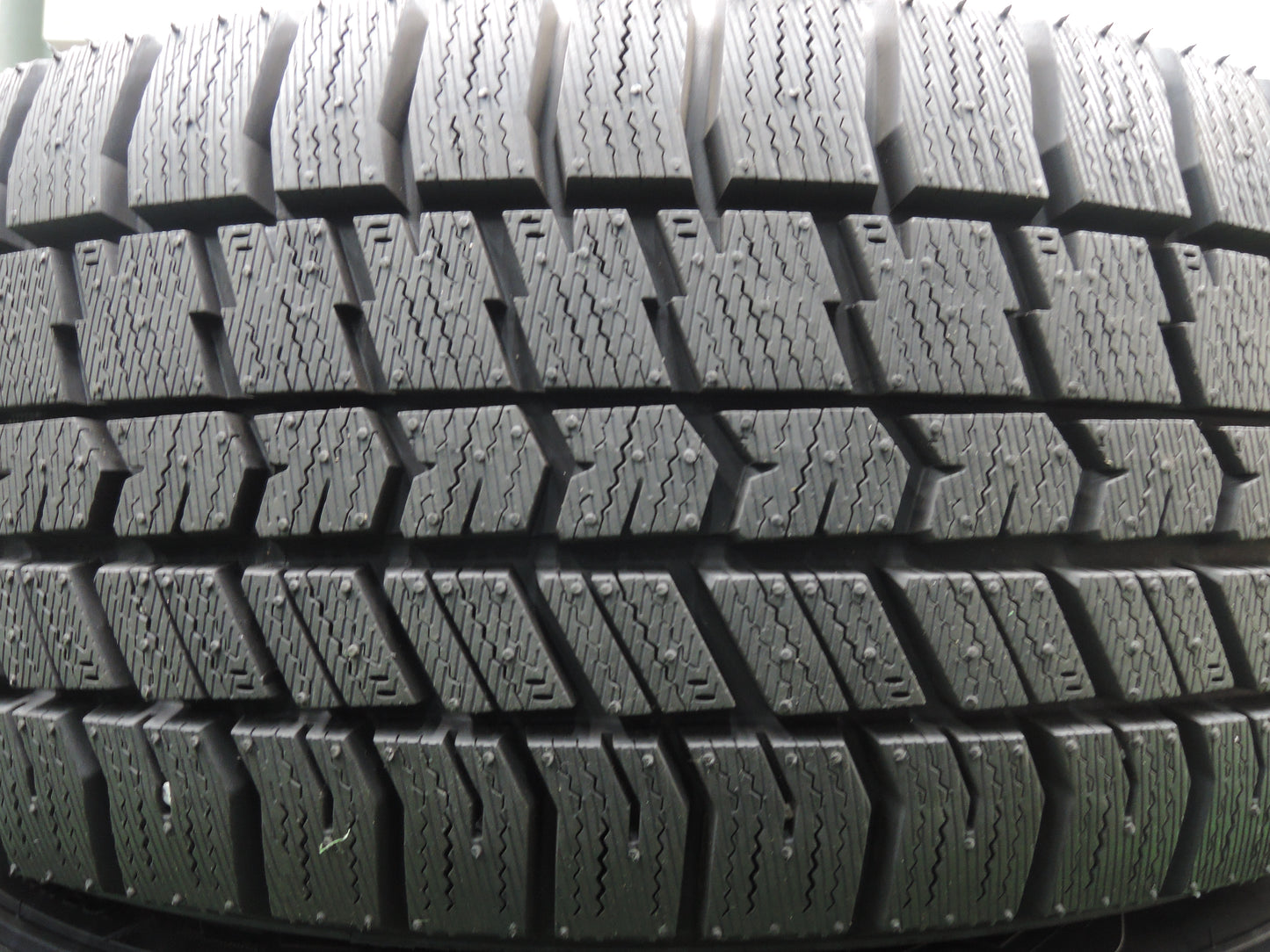 *送料無料*バリ溝！22年！キレイ！ほぼ10分★スタッドレス 215/60R17 グッドイヤー アイスナビ8 ravrion RS01 ラブリオン 17インチ PCD114.3/5H★3111111HAス