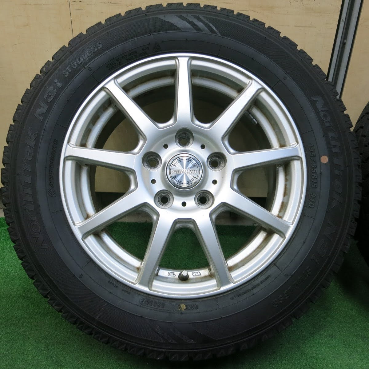 [送料無料]バリ溝！20年！9.5分★スタッドレス 195/65R15 オートバックス ノーストレック N3i ravrion ラブリオン 15インチ PCD114.3/5H★3092108イス