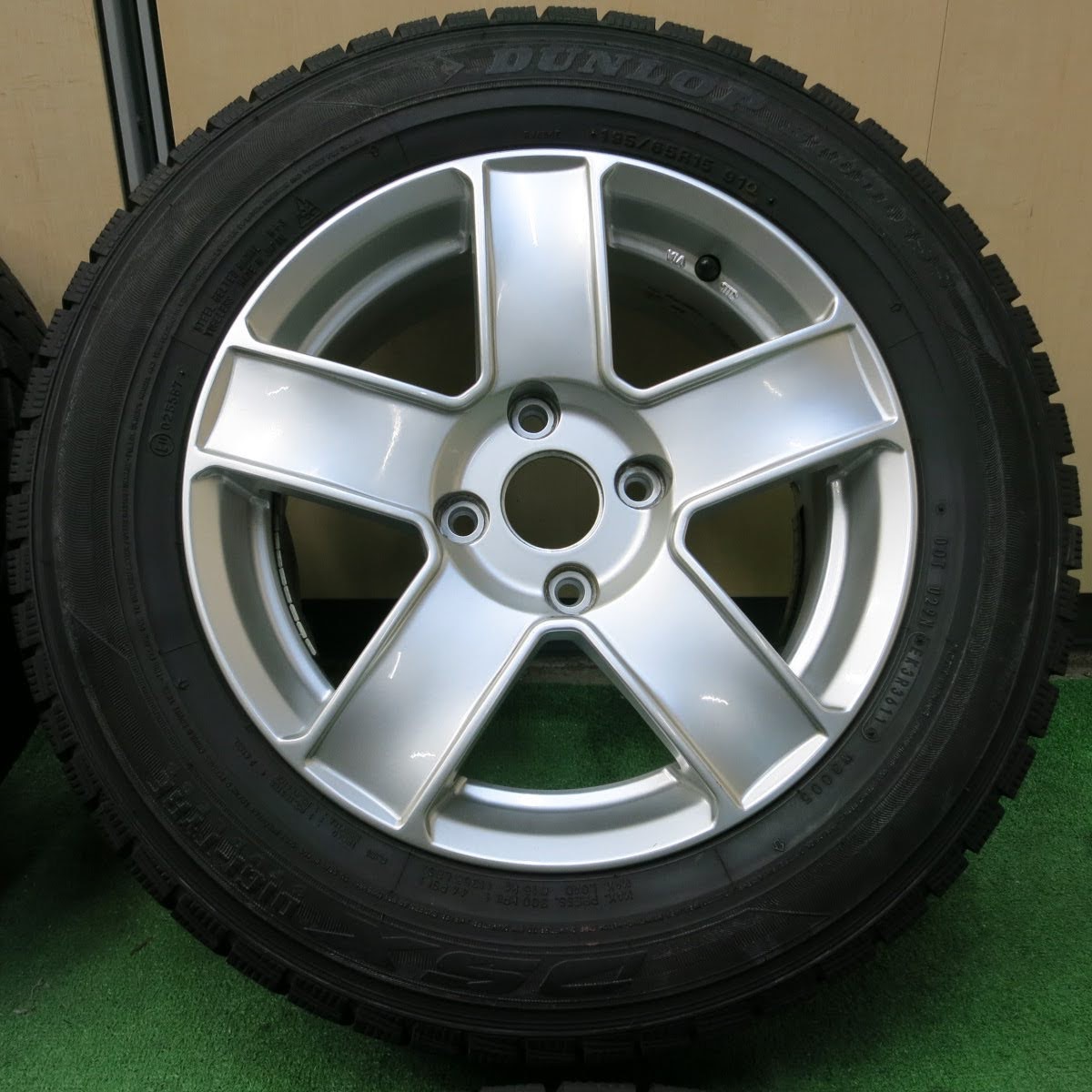 [送料無料]バリ溝！キレイ！9.5分★プジョー 等 195/65R15 AGA TARGA スタッドレス ダンロップ DSX 15インチ PCD108/4H★3070205イス