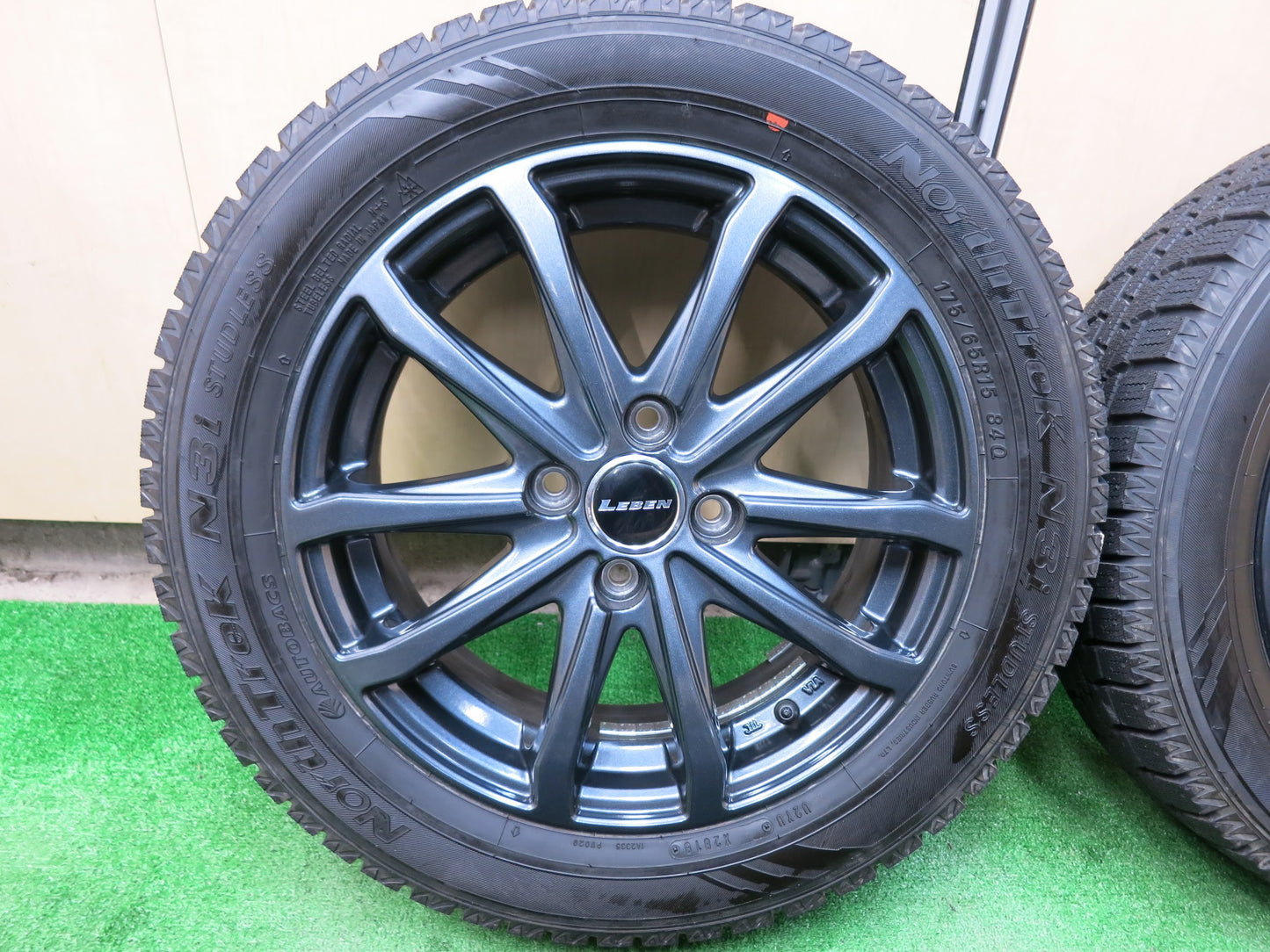 [送料無料]超バリ溝！キレイ！ほぼ10分★スタッドレス 175/65R15 オートバックス ノーストレック N3i LEBEN レーベン 15インチ PCD100/4H★3031107ヒス