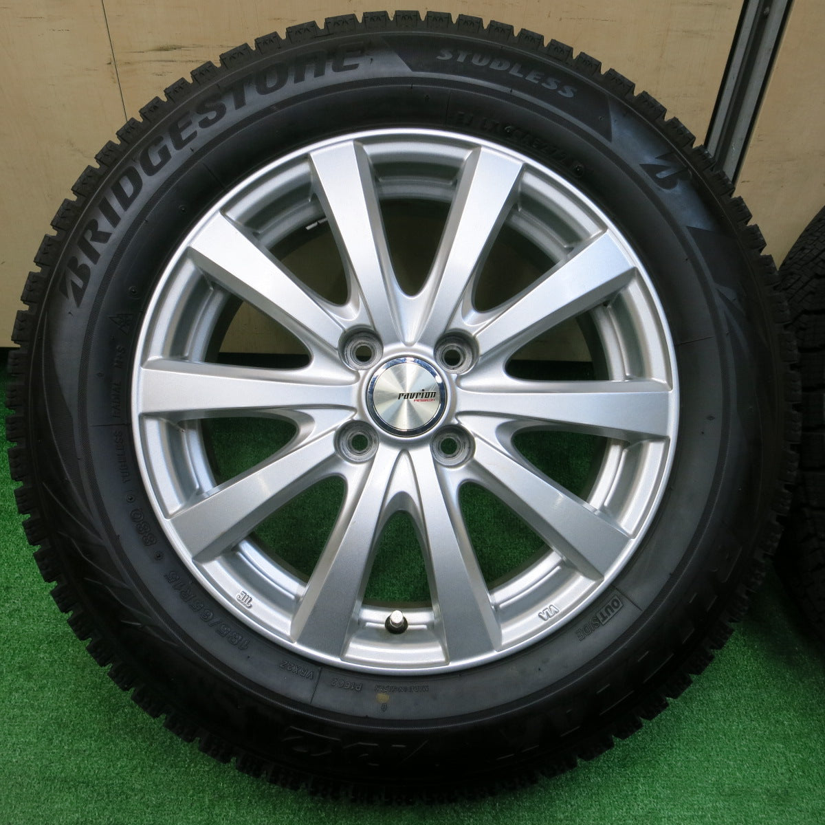 *送料無料*バリ溝！21年！キレイ！9.5分★スタッドレス 185/65R15 ブリヂストン ブリザック VRX2 ravrion RS01 ラブリオン 15インチ PCD100/4H★3112003イス