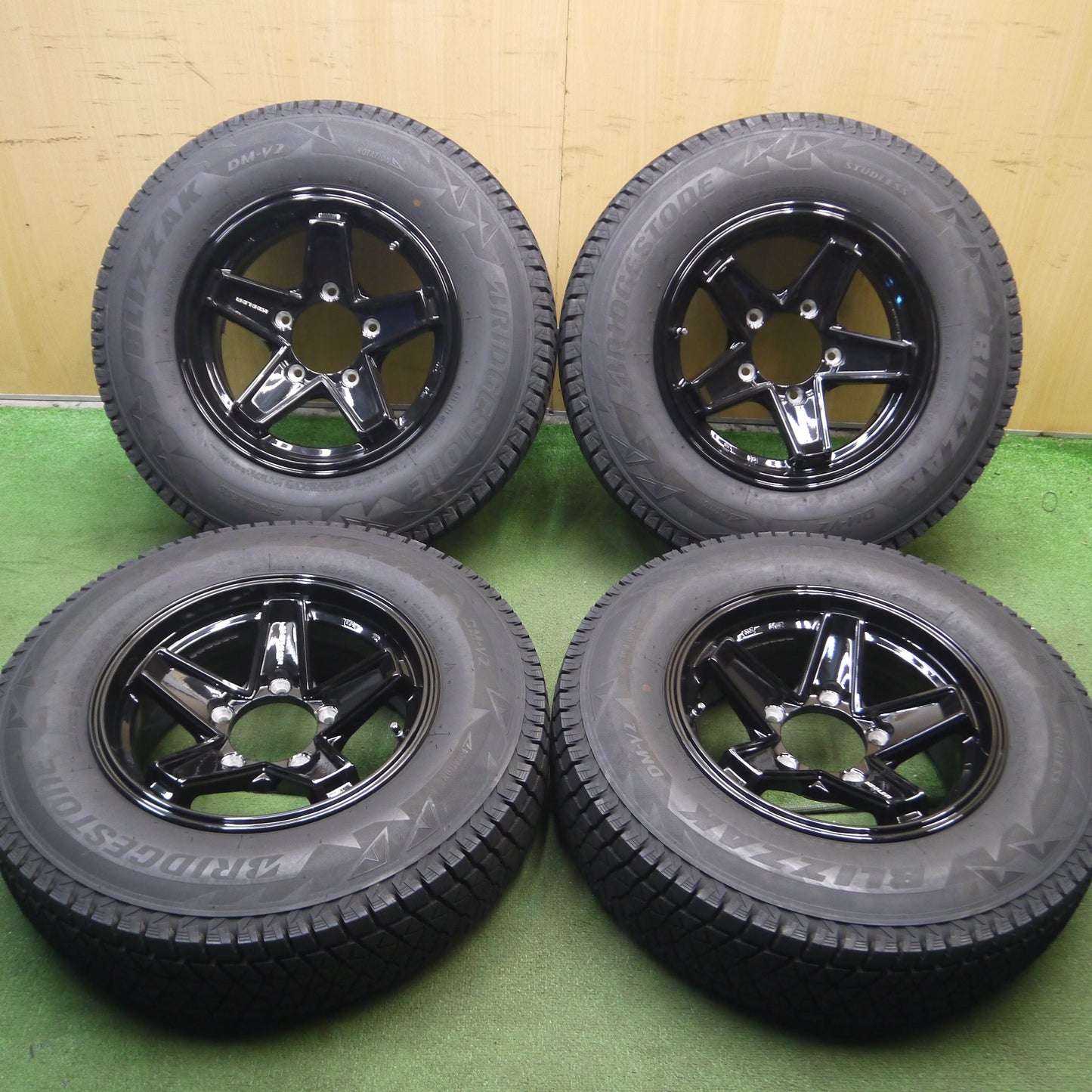 *送料無料*バリ溝！22年！キレイ！9.5分以上★ジムニーシエラ 等 KEELER 195/80R15 スタッドレス ブリヂストン ブリザック DM-V2 PCD139.7/5H★3102710Hス