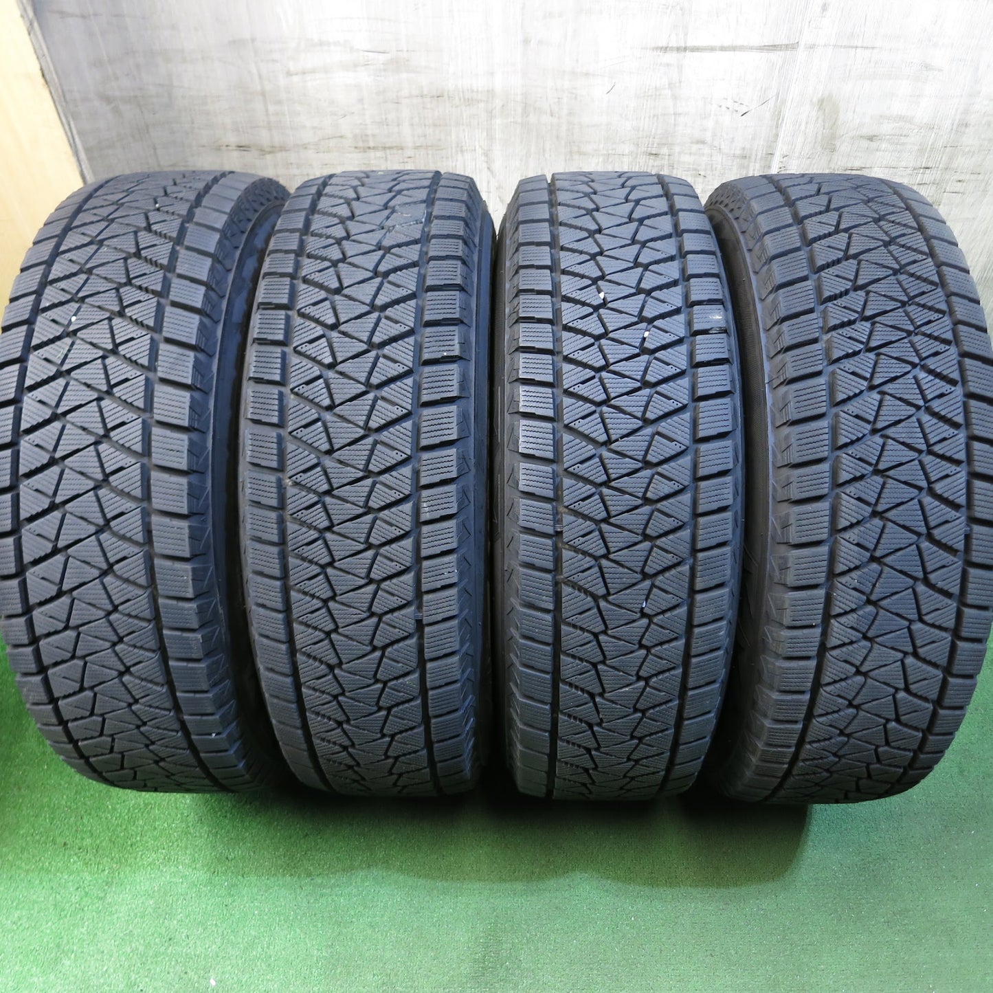 [送料無料]バリ溝！キレイ！9.5分★スタッドレス 215/70R16 ブリヂストン ブリザック DM-V2 BALMINUM バルミナ 16インチ PCD114.3/5H★3050808Hス