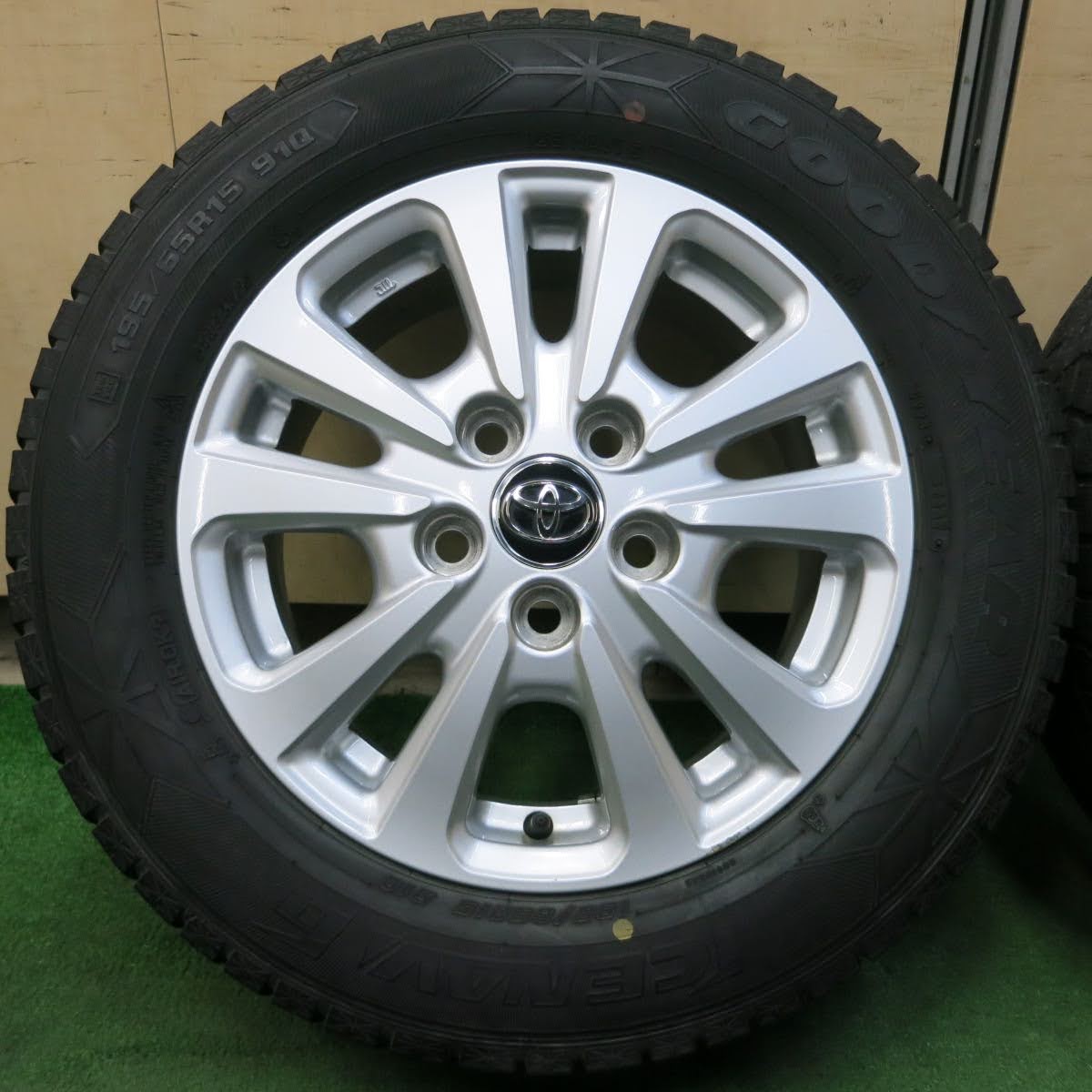 [送料無料]キレイ★トヨタ 80系 ノア ヴォクシー エスクァイア 純正 195/65R15 スタッドレス グッドイヤー アイスナビ6 15インチ PCD114.3/5H★3093003イス