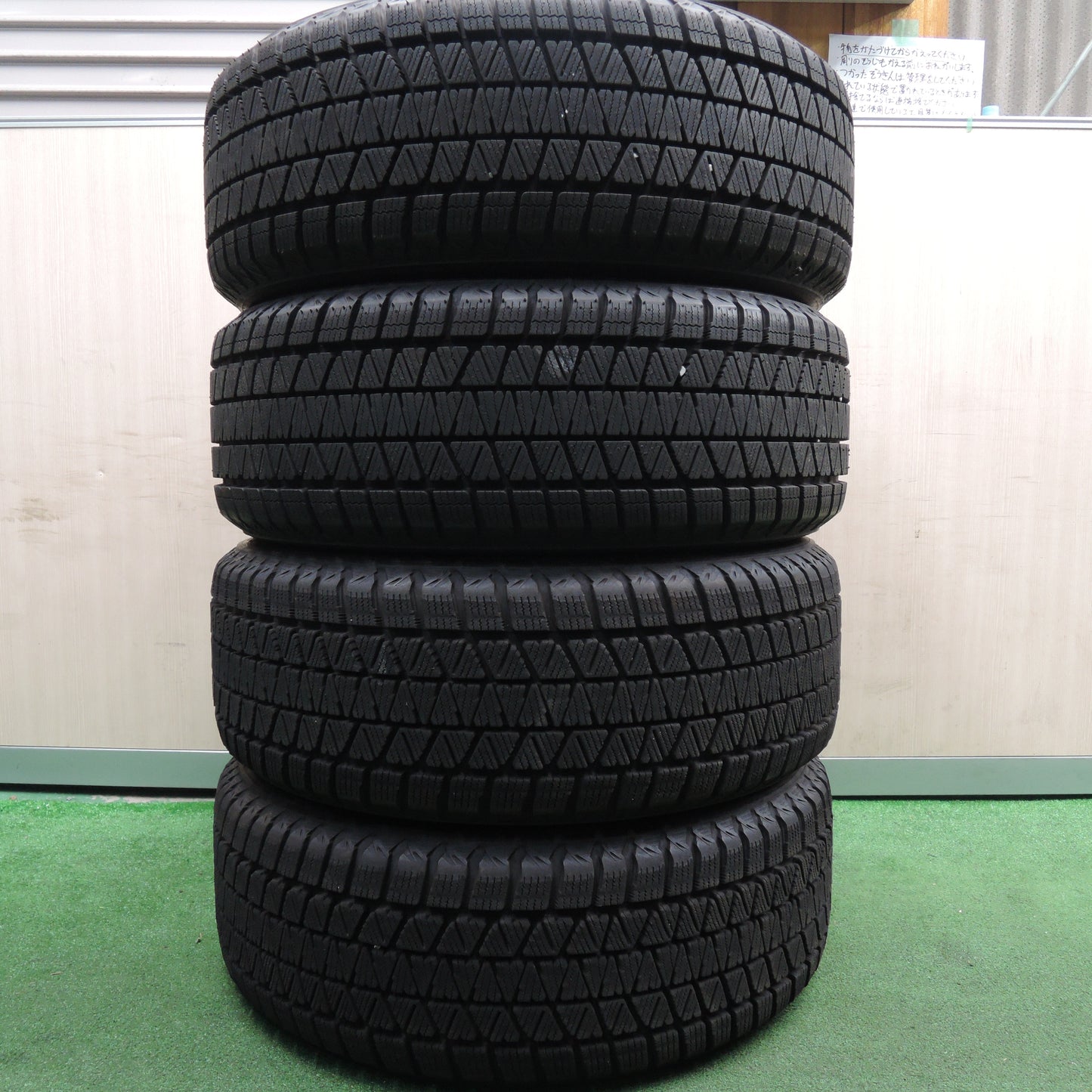 *送料無料*バリ溝！22年！キレイ！9.5分以上★ベンツ 等 WESTER 235/55R18 スタッドレス ブリヂストン ブリザック DM-V3 18インチ PCD112/5H★3120915HAス