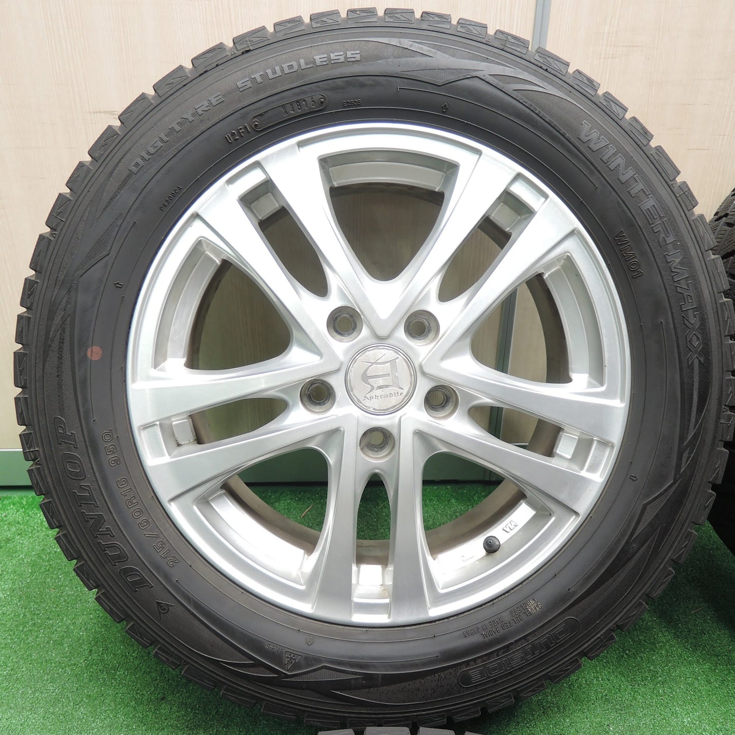 [送料無料]バリ溝！キレイ！9.5分★スタッドレス 215/60R16 Aphrodite ダンロップ ウインターマックス WM01 アフロディーテ 16インチ PCD114.3/5H★3101908TNス