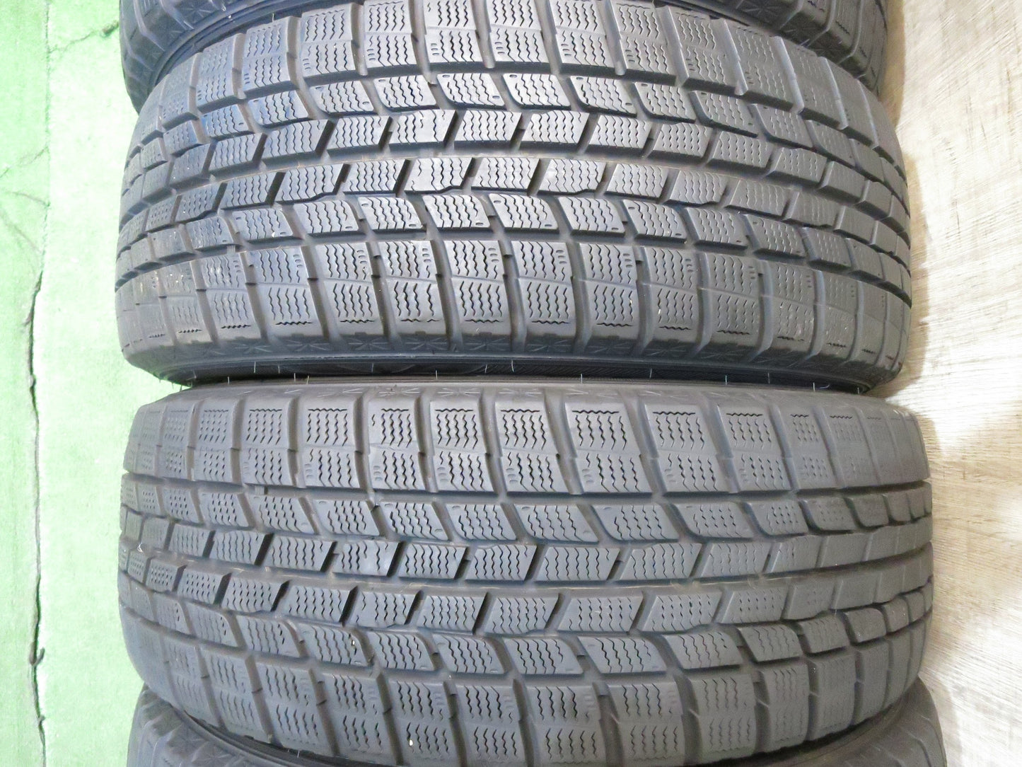 [送料無料]バリ溝！19年！9分★スタッドレス 205/60R16 グッドイヤー アイスナビ6 タイヤ 16インチ ノア ヴォクシー ステップワゴン プリウスα 等★2122801Hスタ