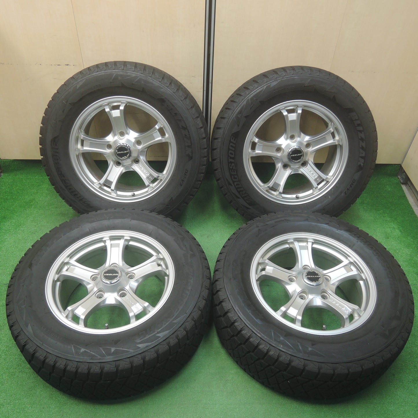 *送料無料*バリ溝！キレイ！9.5分★ランクル 等 KEELER キーラー 285/60R18 スタッドレス ブリヂストン ブリザック DM-V2 18インチ PCD150/5H★3121301SYス