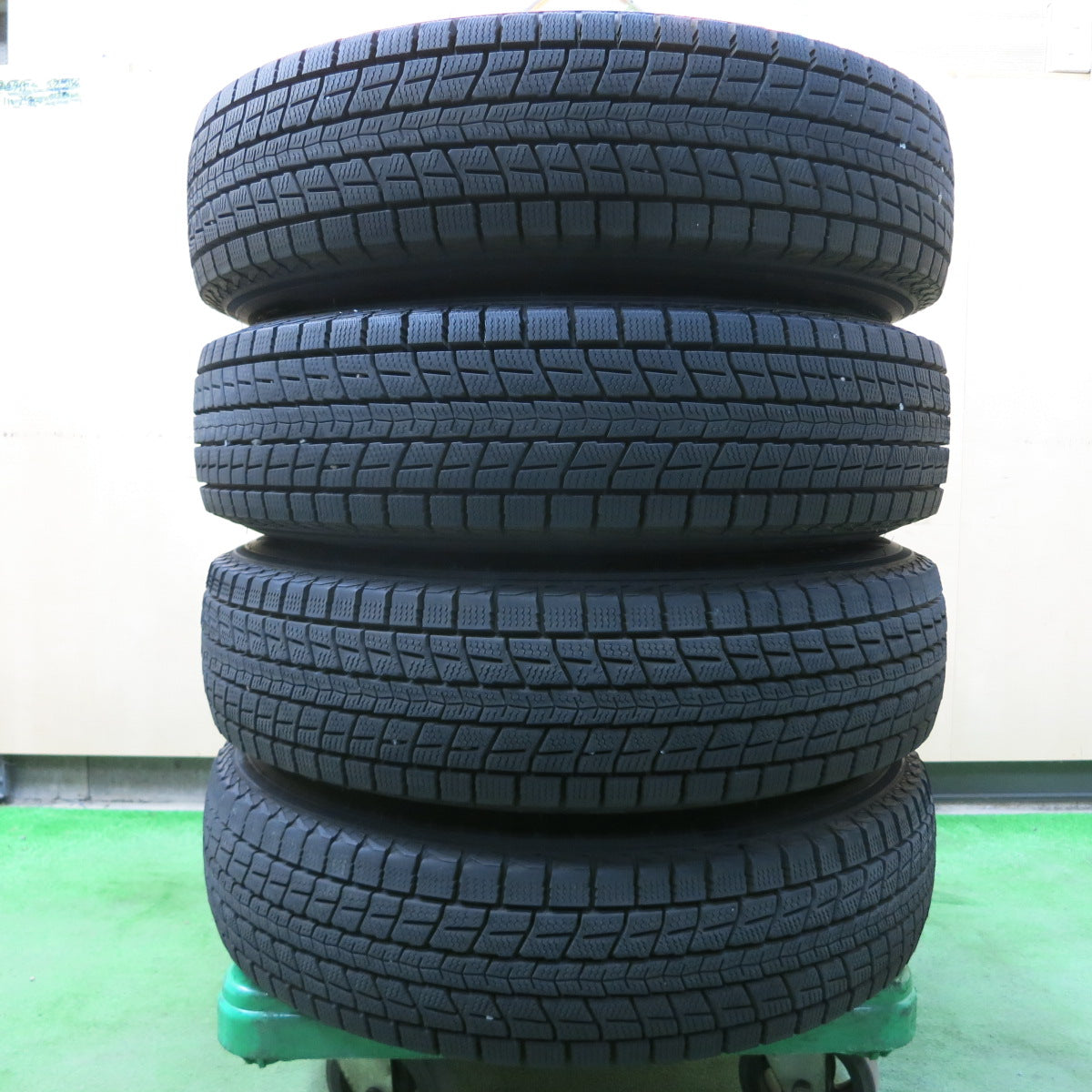 *送料無料*バリ溝！キレイ！9.5分★ジムニー 等 ワイルドクルージング 175/80R16 スタッドレス ダンロップ ウインターマックス SJ8  KCクロス PCD139.7/5H★3103107イス