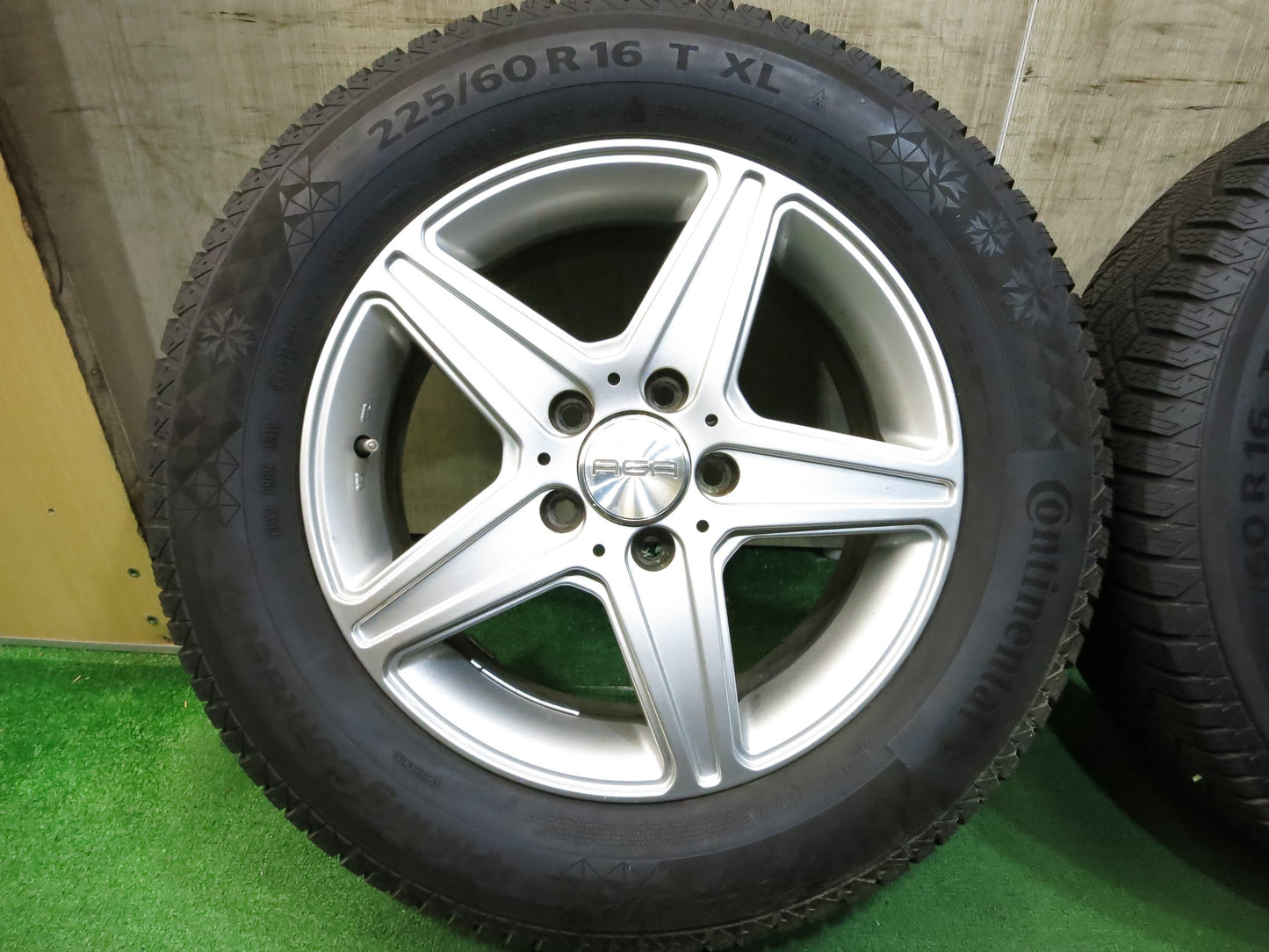 [送料無料]バリ溝！18年！9.5分以上★ベンツ ワーゲン 等 AGA 225/60R16 スタッドレス コンチネンタル バイキング コンタクト7 16インチ PCD112/5H★2120607Hス