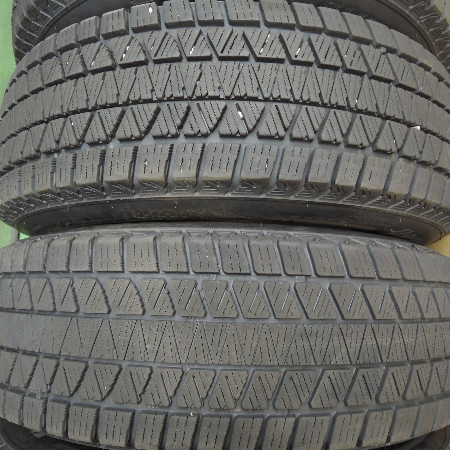 [送料無料]バリ溝！21年！キレイ！8.5分★スタッドレス 215/70R16 ブリヂストン ブリザック DM-V3 Treffer トレファー 16インチ PCD114.3/5H★3072807Hス