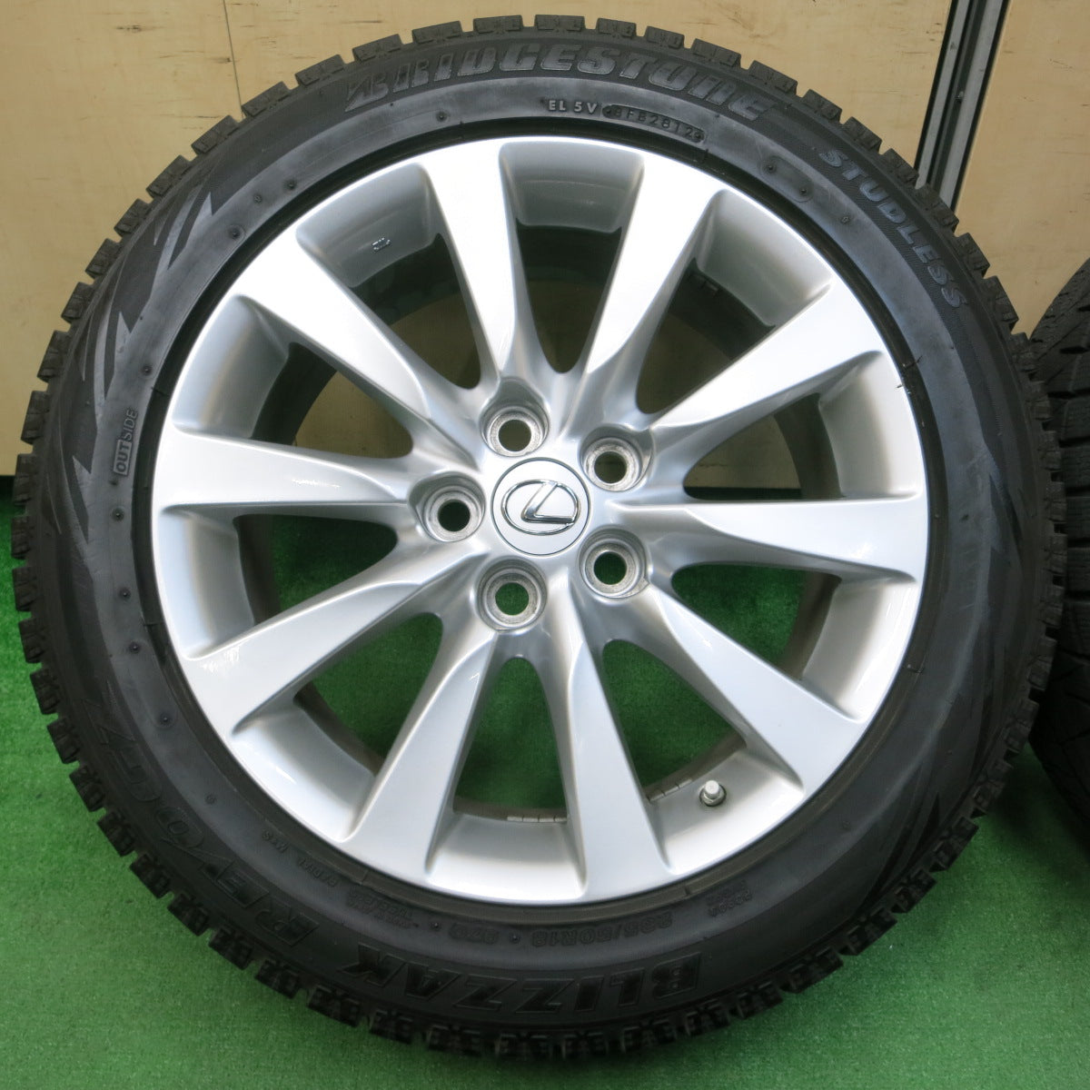 *送料無料*センサー付！バリ溝！キレイ！8.5分★レクサス LS460 純正 235/50R18 スタッドレス ブリヂストン ブリザック REVO GZ 18インチ PCD120/5H★4010306イス