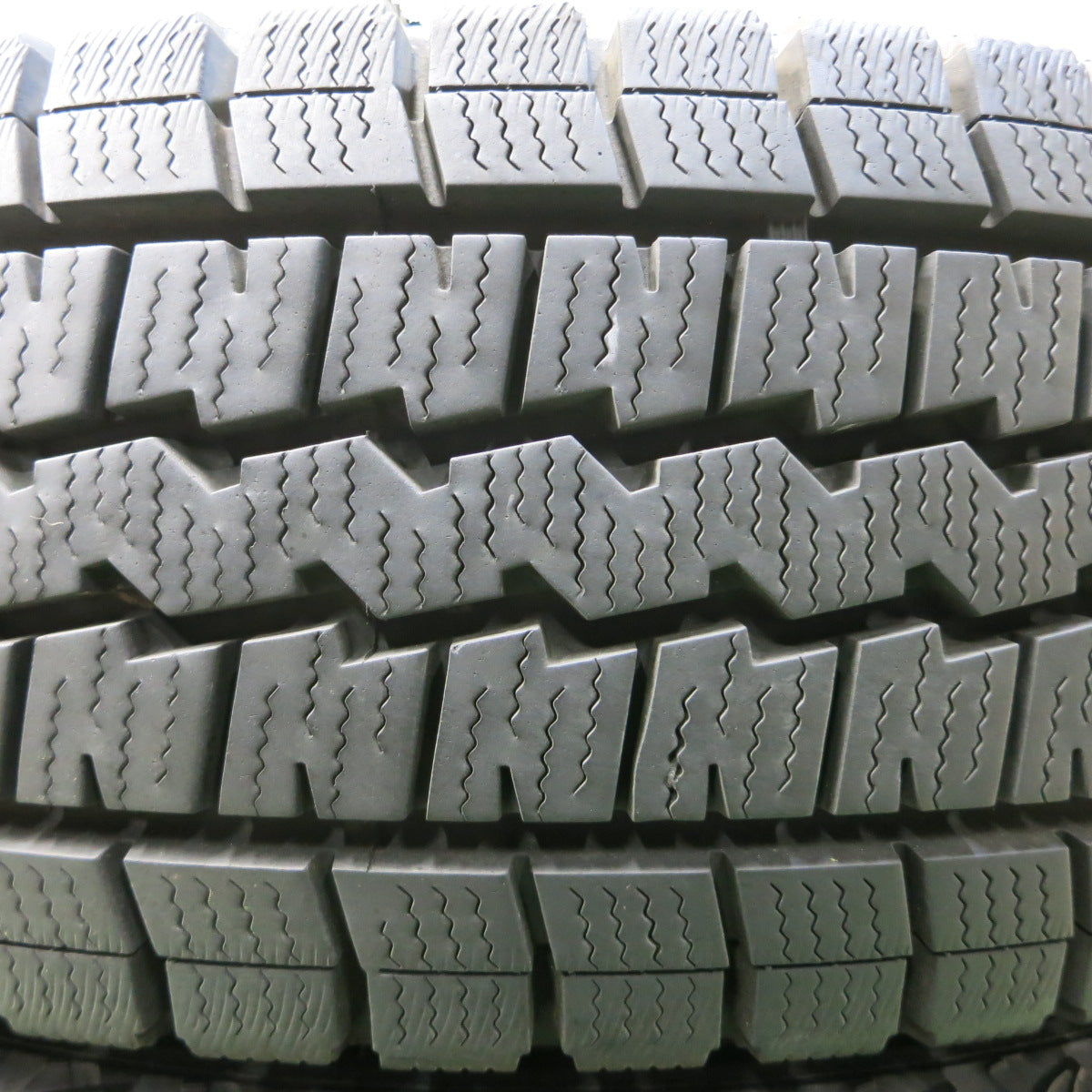 *送料無料*バリ溝！20年！9.5分★スタッドレス 195/80R15 ダンロップ ウインターマックス SV01 タイヤ 15インチ ハイエース キャラバン 等★3102104イノタ