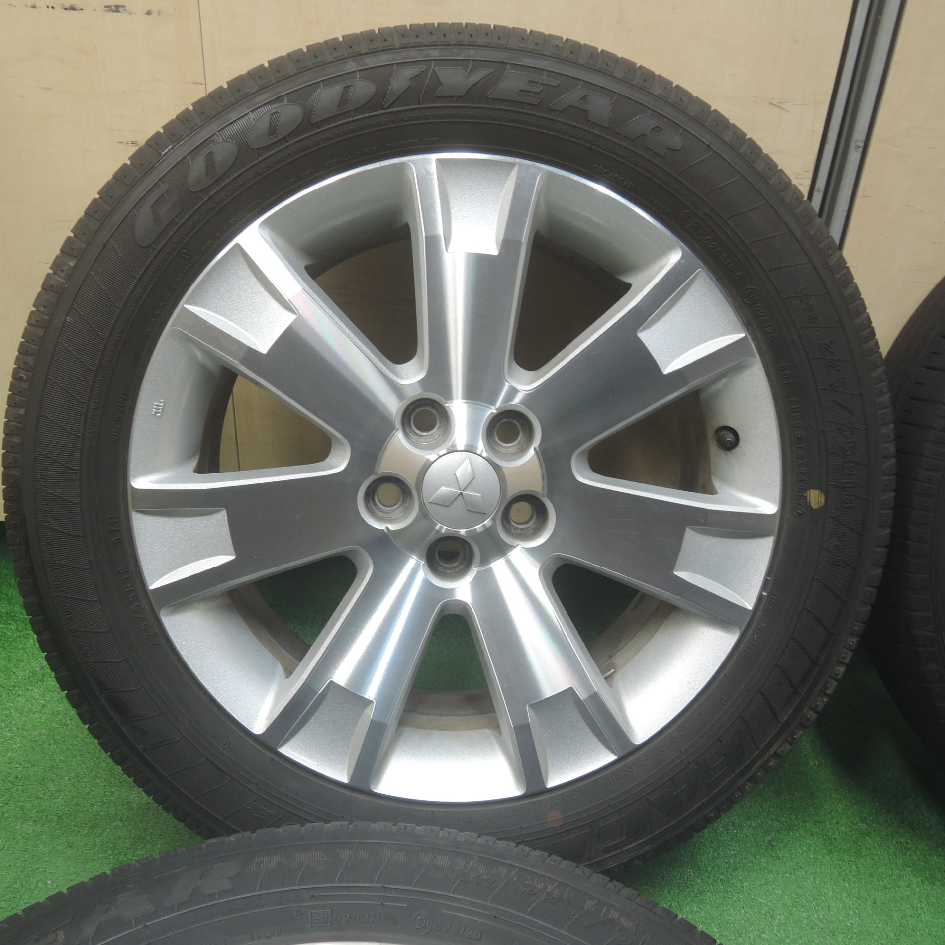 送料無料* キレイ☆三菱 デリカ D:5 純正 225/55R18 グッドイヤー イーグル LS2 18インチ PCD114.3/5H☆4 |  名古屋/岐阜の中古カー用品・工具の買取/販売ならガレージゲット