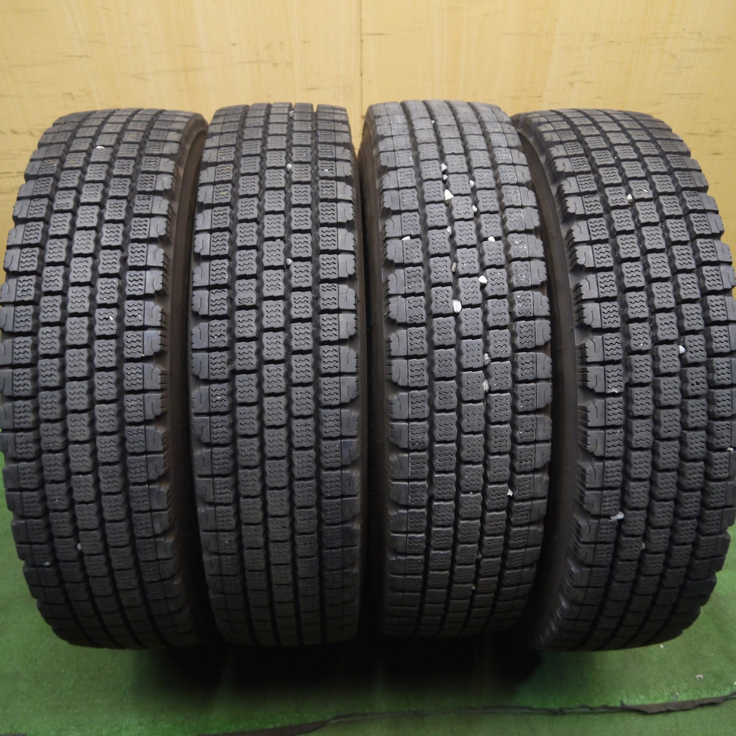 [送料無料]バリ溝！22年！9分★トラック タイヤ 225/80R17.5 123/122L スタッドレス ブリヂストン W910 17.5インチ★3040308クスタ