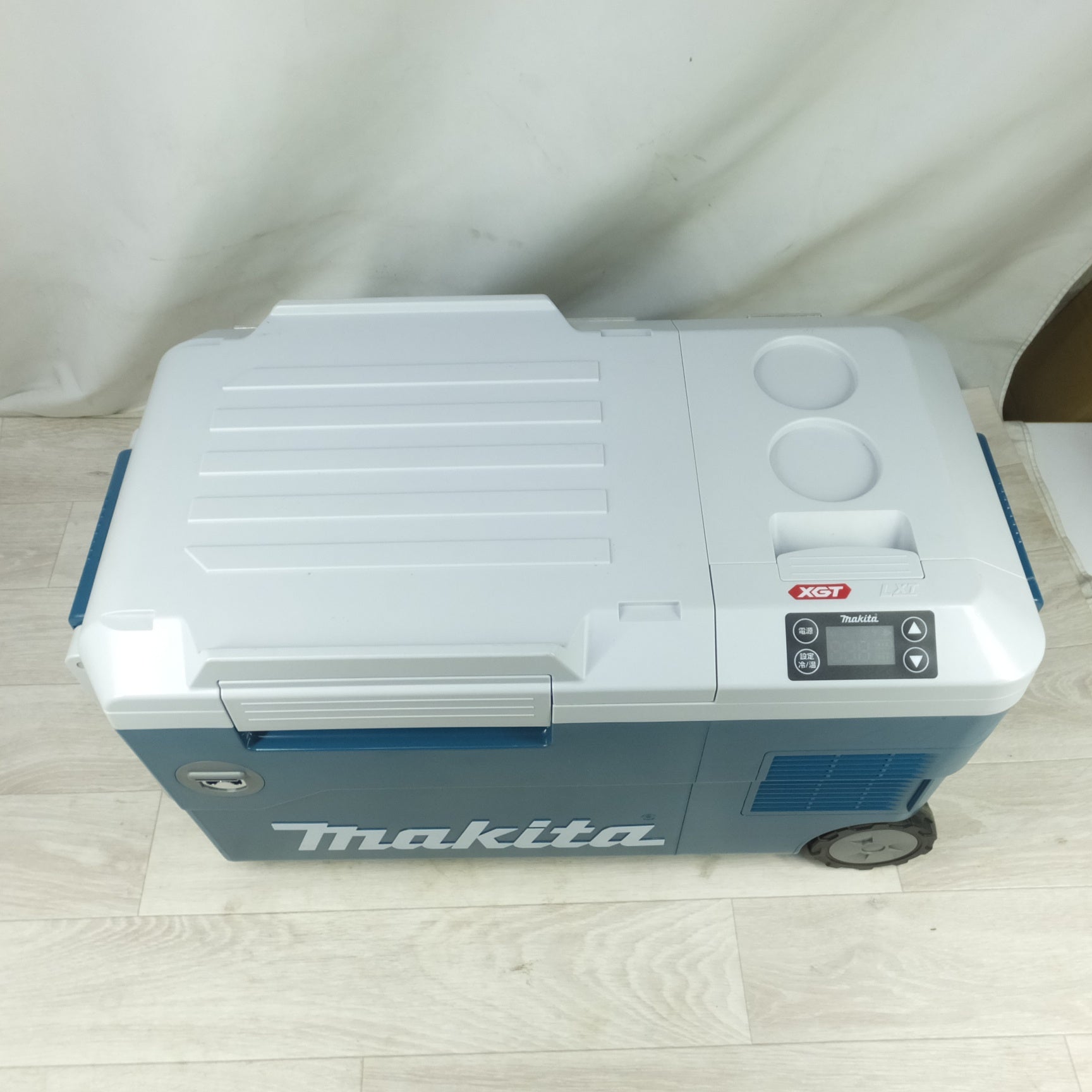 [送料無料] 美品◆makita マキタ 充電式保冷温庫 CW001G 容量20L ACアダプタ付き クーラーボックス◆