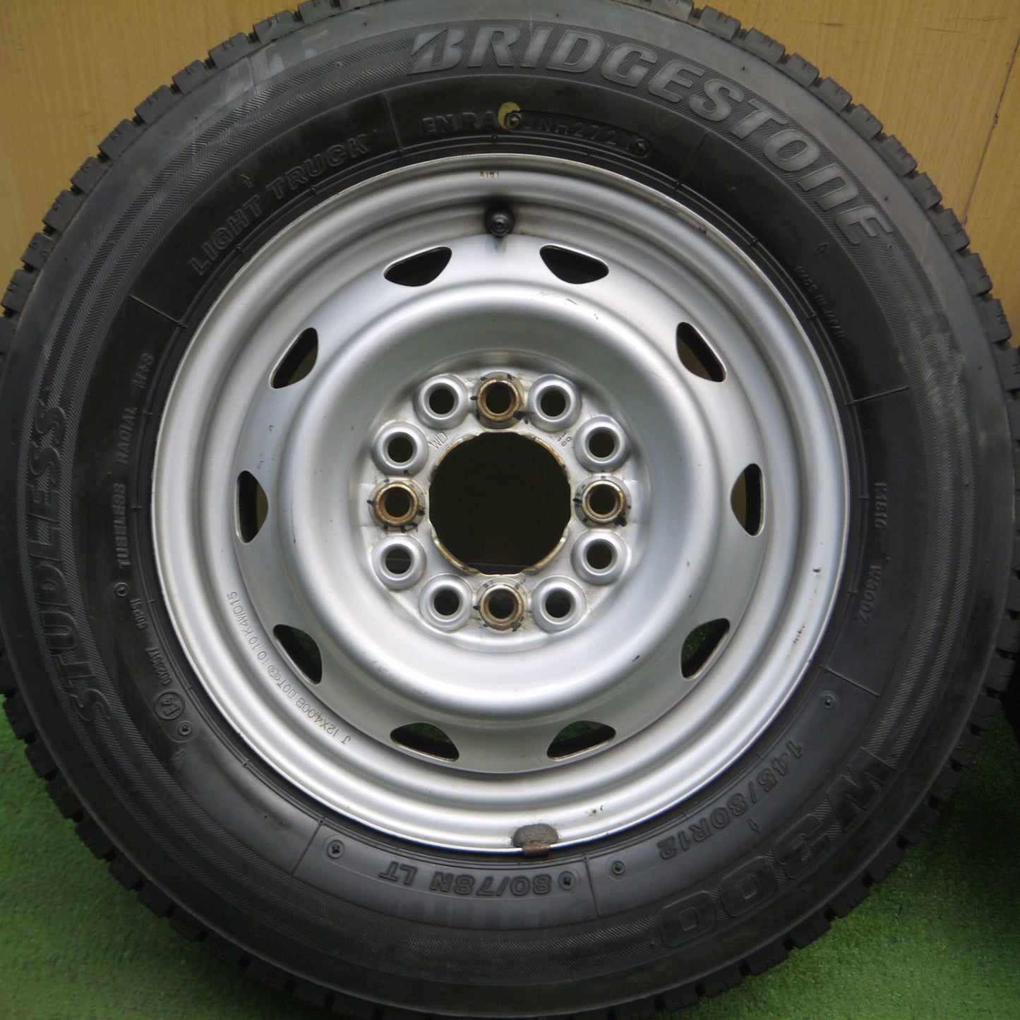 *送料無料* バリ溝！21年！9.5分★スタッドレス 145/80R12 80/78N ブリヂストン W300 スチール ホイール PCD100 110 114.3/4H マルチ★4022104Hス