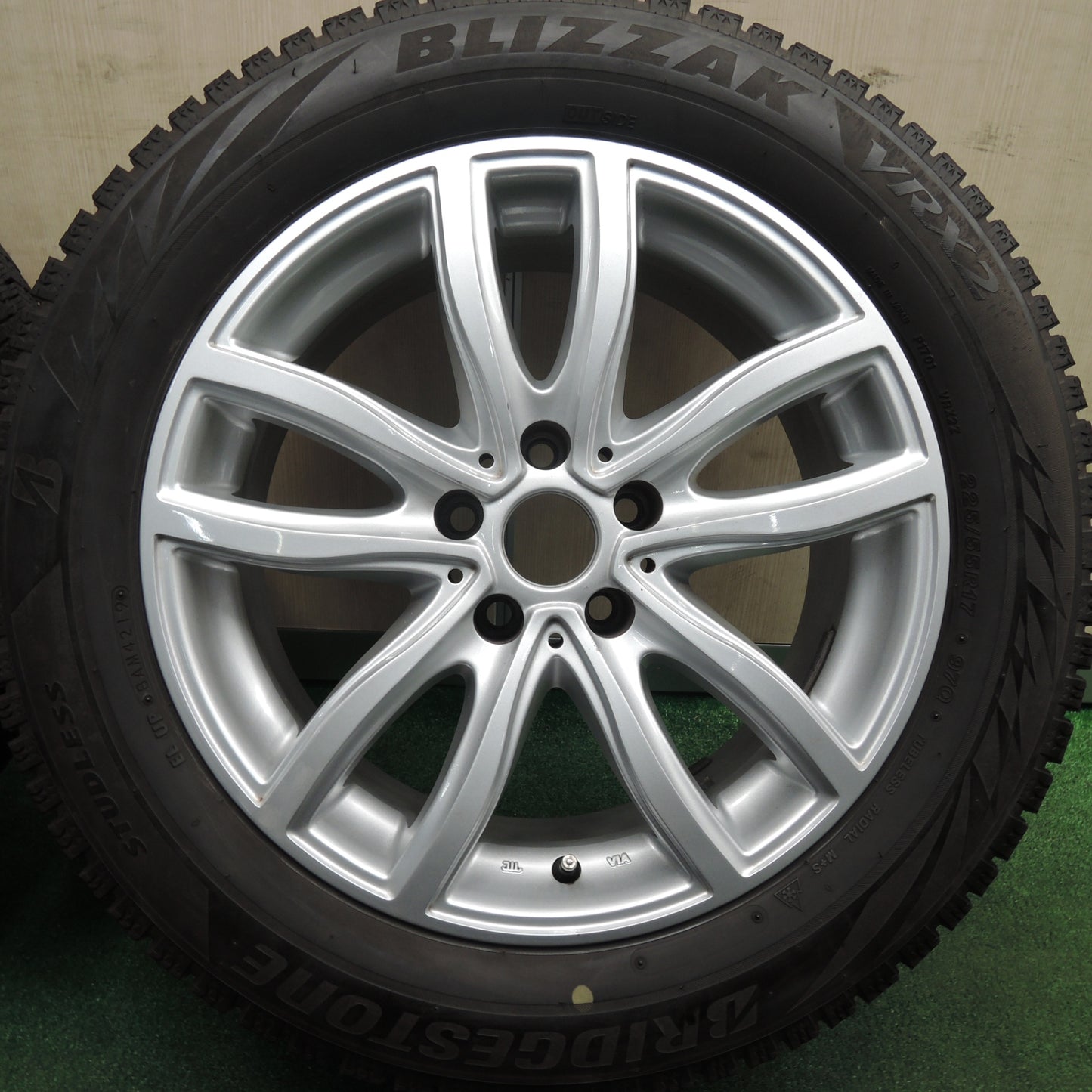 *送料無料*バリ溝！キレイ！9.5分★ベンツ 等 MAK 225/55R17 スタッドレス ブリヂストン ブリザック VRX2 17インチ PCD112/5H★4012701HAス