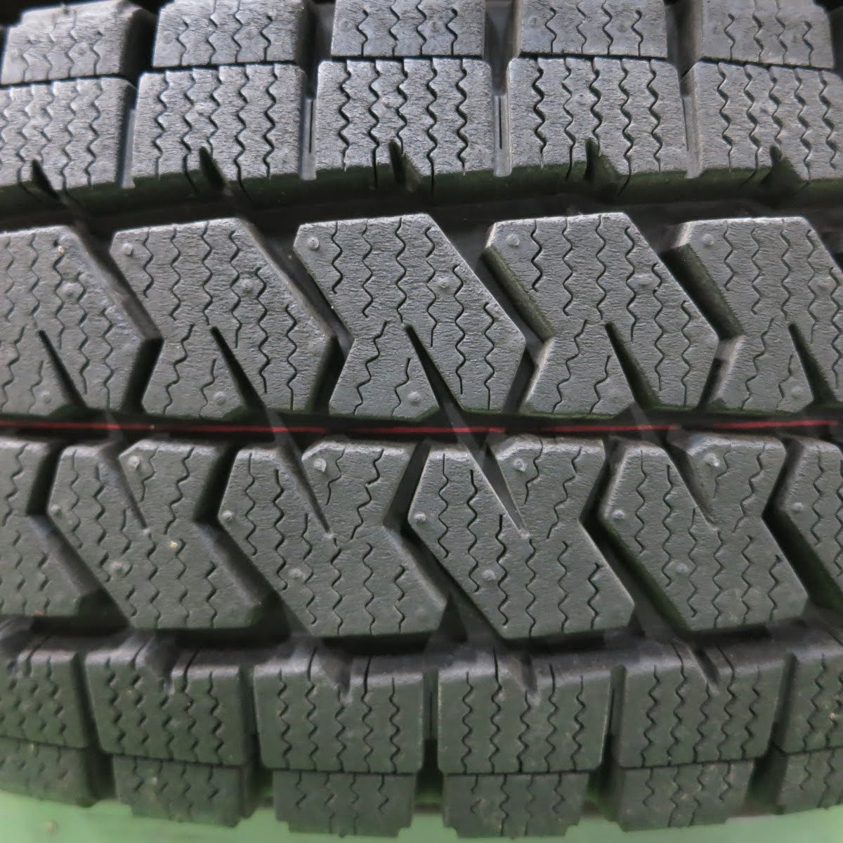 [送料無料]超バリ溝！22年！キレイ！ほぼ10分★ハイエース 等 MX MAD CROSS 195/80R15 スタッドレス ブリヂストン ブリザック VL10 PCD139.7/6H★3071007イス