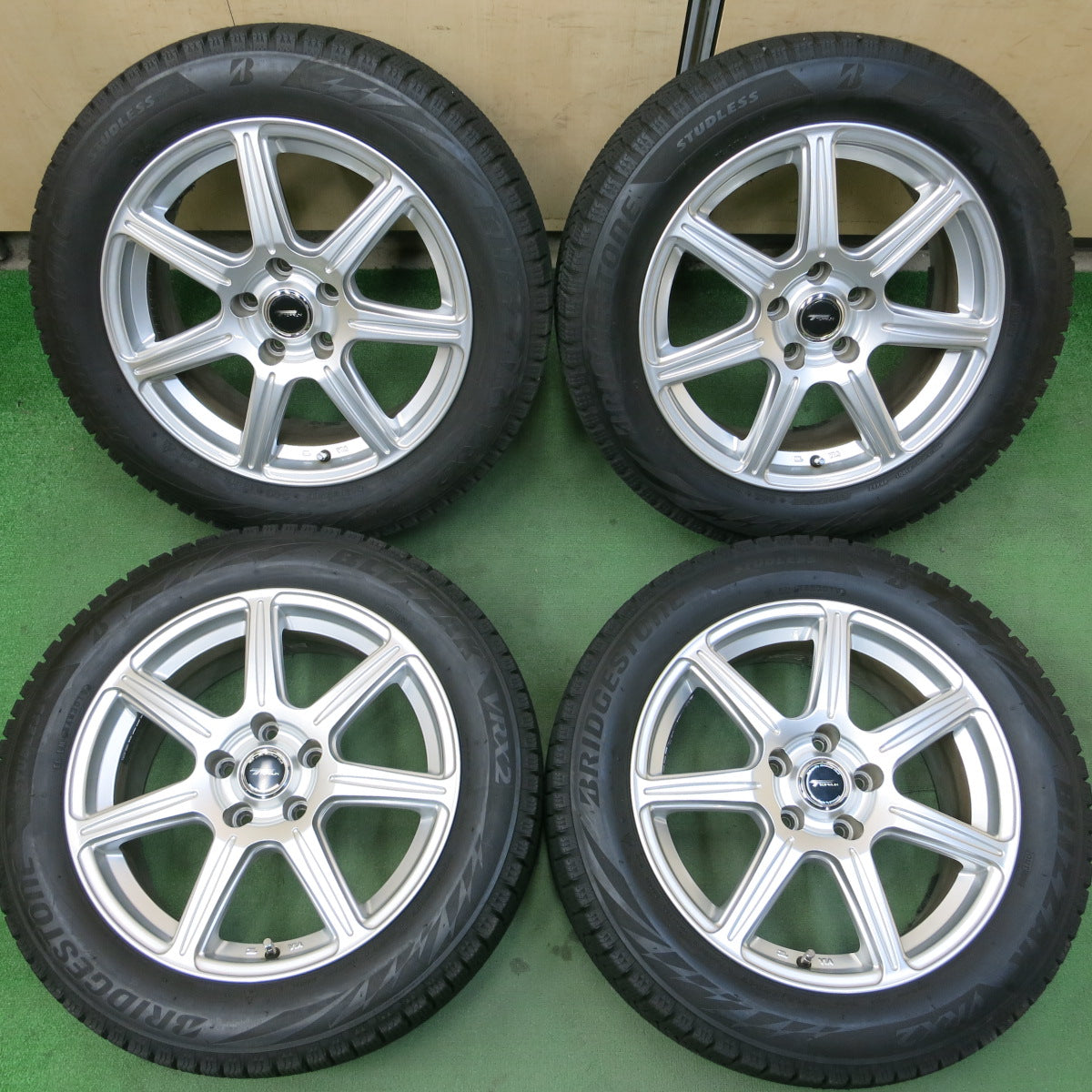 *送料無料*バリ溝！19年！キレイ！9分★スタッドレス 215/55R17 ブリヂストン ブリザック VRX2 TOPRUN トップラン 17インチ PCD114.3/5H★3101710イス