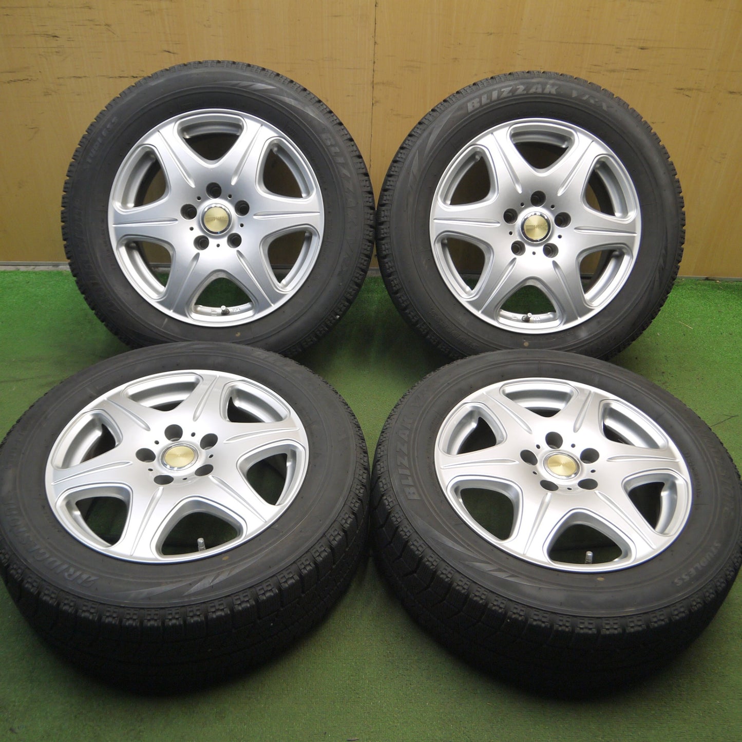 *送料無料*バリ溝！8.5分★スタッドレス 205/60R16 ブリヂストン ブリザック VRX SHAPE 16インチ PCD114.3/5H★4013001Hス