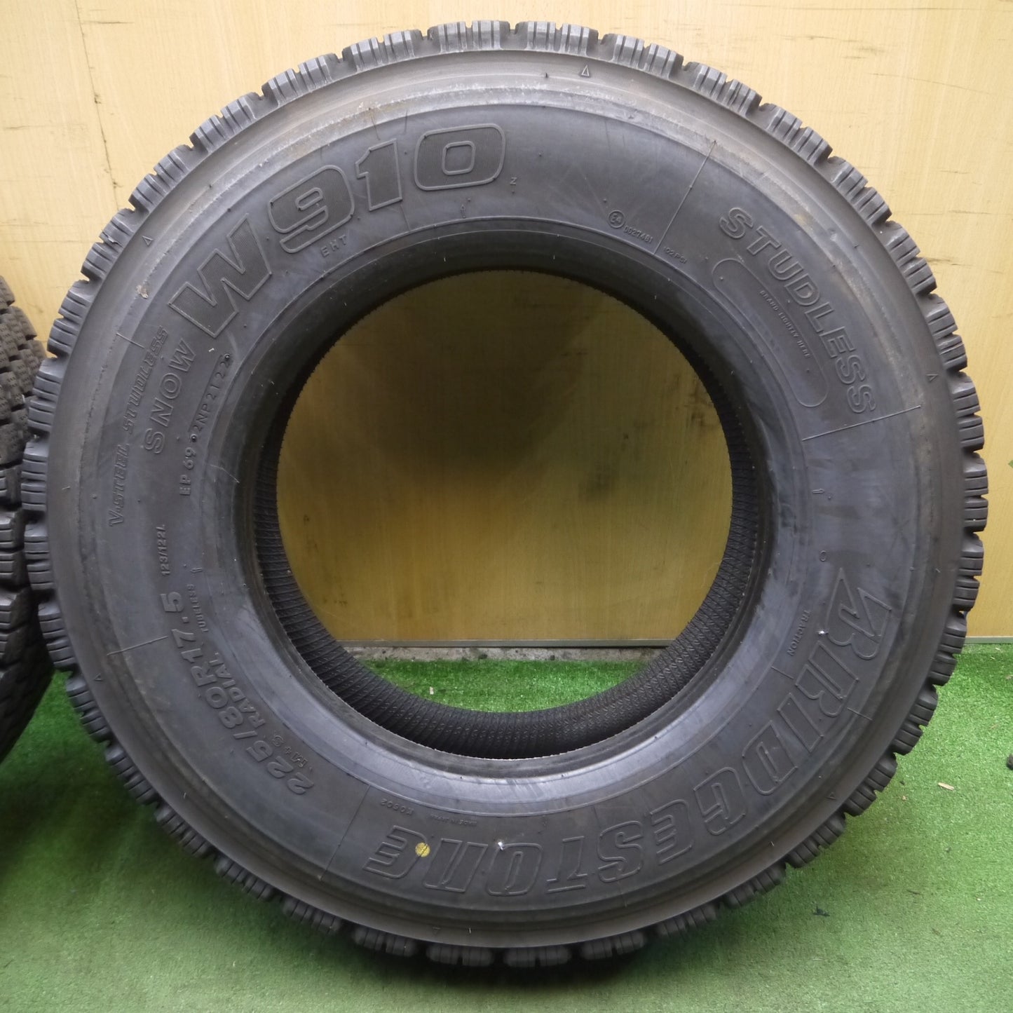 *送料無料* バリ溝！22年！8.5分★トラック タイヤ 225/80R17.5 123/122L スタッドレス ブリヂストン W910 17.5インチ★4022920KKスタ