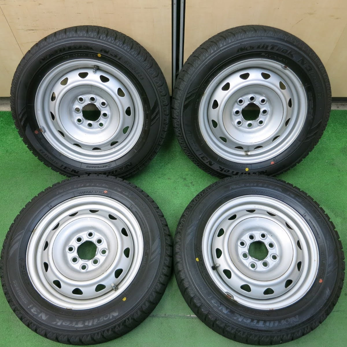 [送料無料]超バリ溝！19年！ほぼ10分★スタッドレス 175/65R14 オートバックス ノーストレック N3i スチール 14インチ PCD100 114.3/4H マルチ★3082805イス