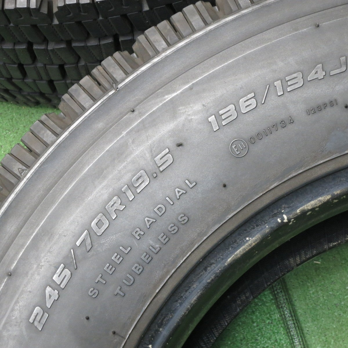 *送料無料* バリ溝！9.5分★トラック タイヤ 245/70R19.5 136/134J スタッドレス ダンロップ デクテス SP081 19.5インチ★4022203クスタ