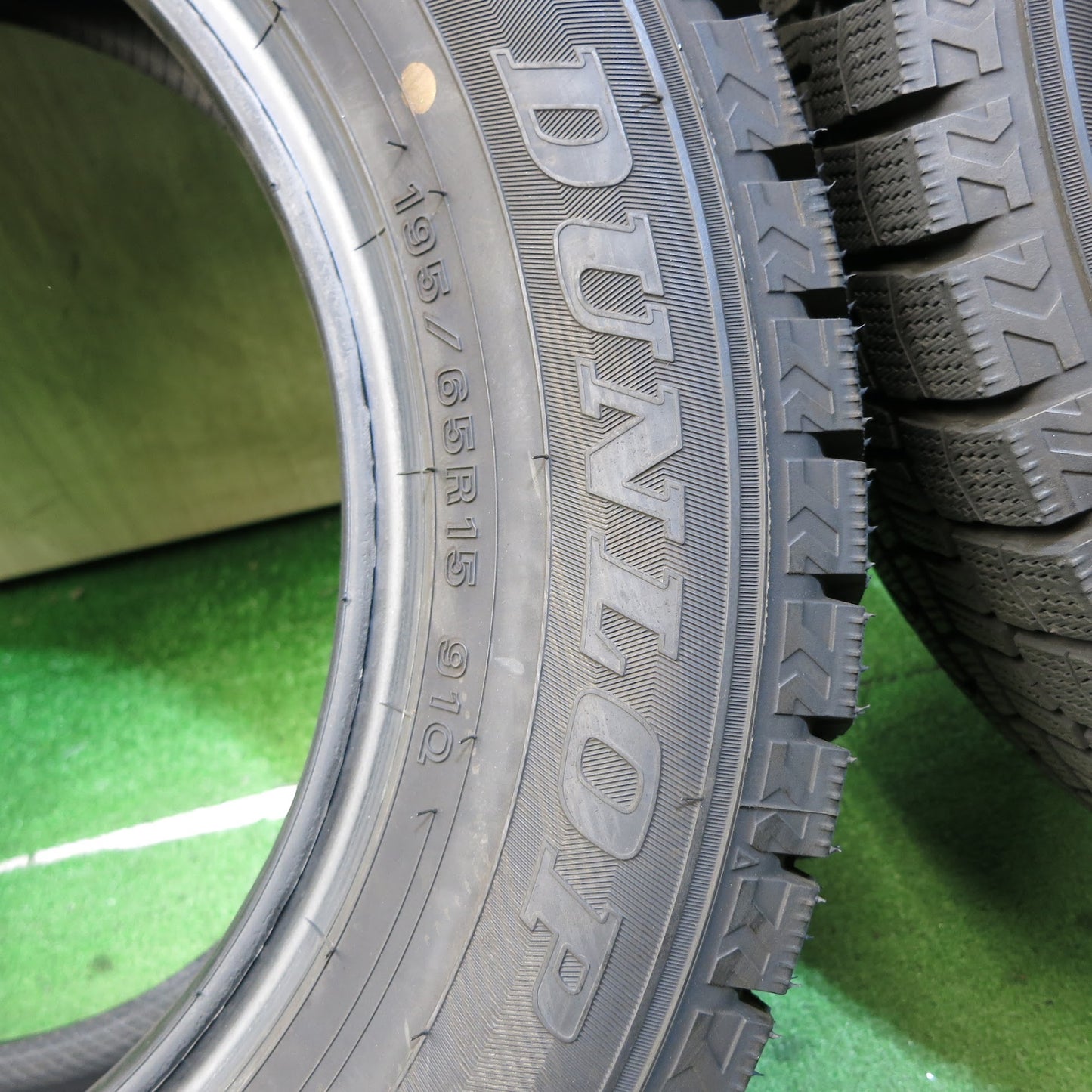 [送料無料]バリ溝！21年！ほぼ10分★スタッドレス 195/65R15 ダンロップ ウインターマックス WM02 タイヤ 15インチ プリウス ノア ヴォクシー 等★3060901Hスタ