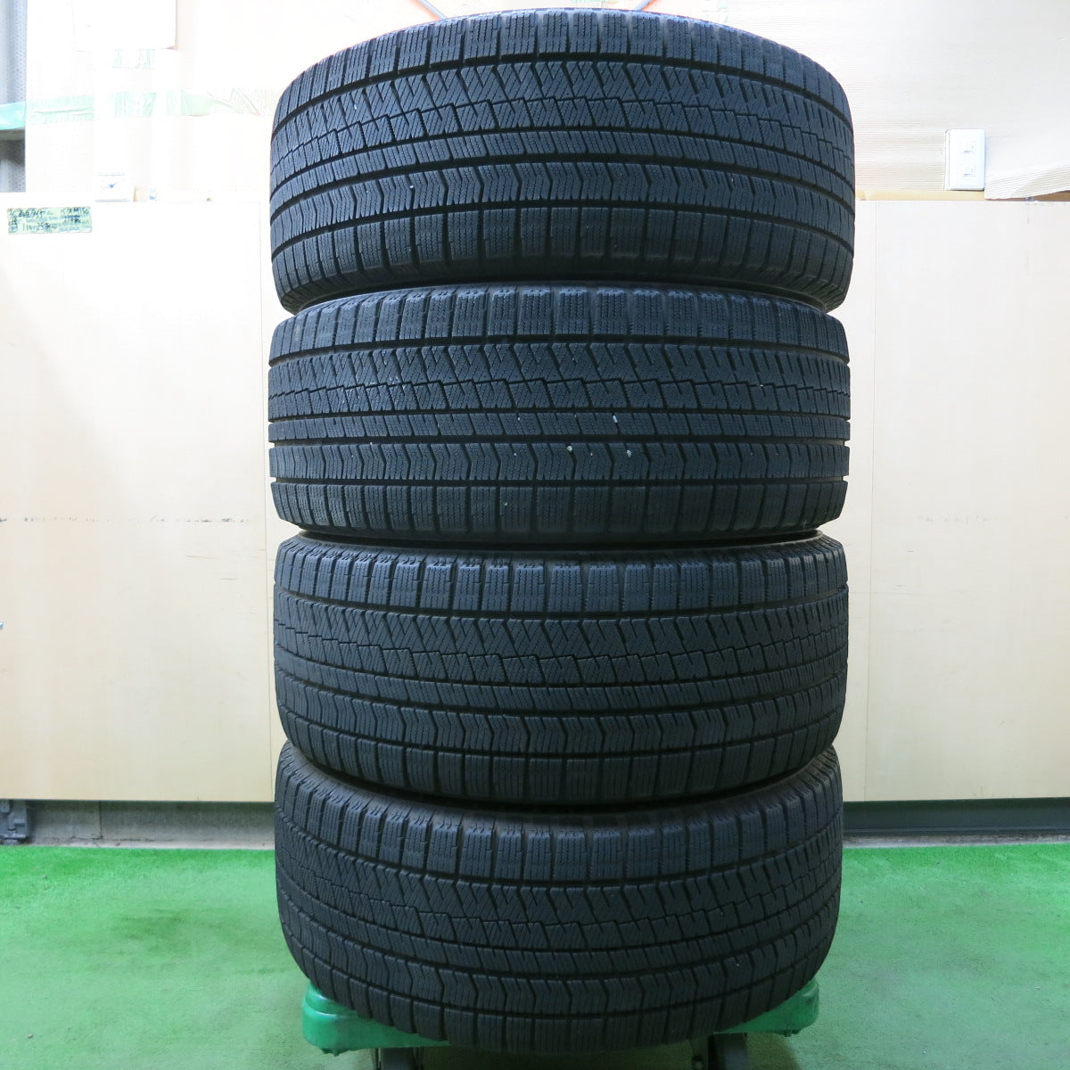 *送料無料*バリ溝！キレイ！9.5分★ベンツ BMW 等 AGA 245/50R18 スタッドレス ブリヂストン ブリザック VRX2 18インチ PCD112/5H★3103007イス