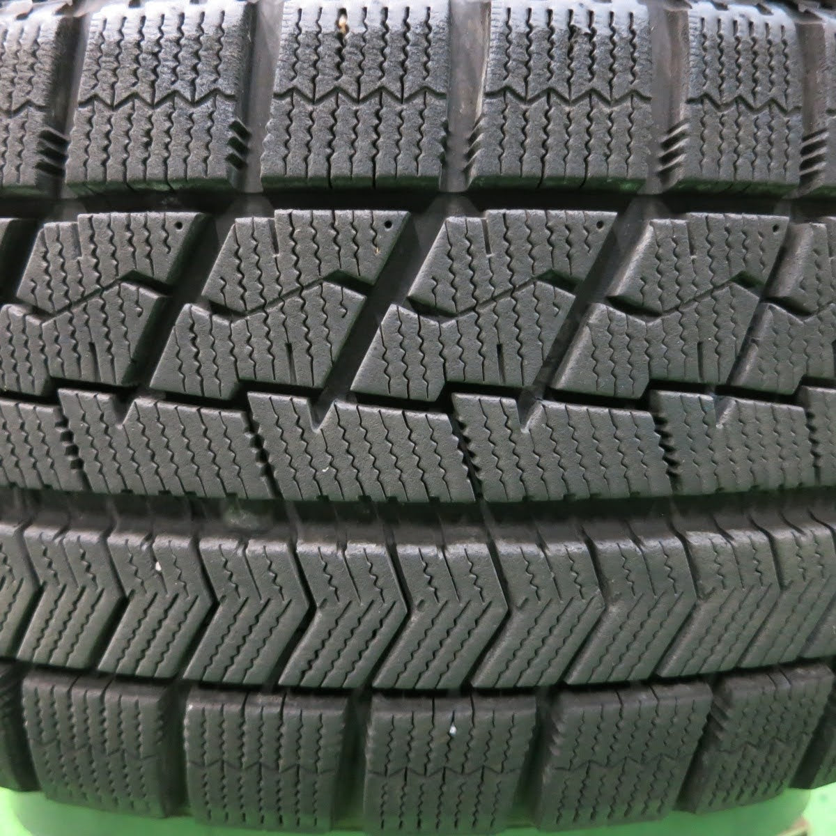 [送料無料]バリ溝！20年！キレイ！9分★スタッドレス 215/60R16 ブリヂストン ブリザック VRX Fang ファング 16インチ PCD114.3/5H★3112001イス