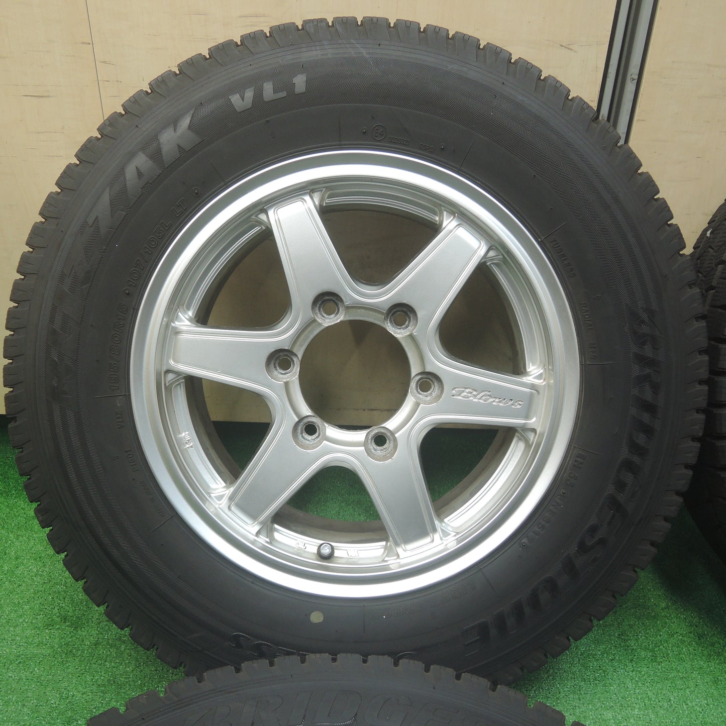 *送料無料*バリ溝！9.5分★ハイエース 等 195/80R15 107/105L スタッドレス ブリヂストン ブリザック VL1 Blows 15インチ PCD139.7/6H★3112006SYス