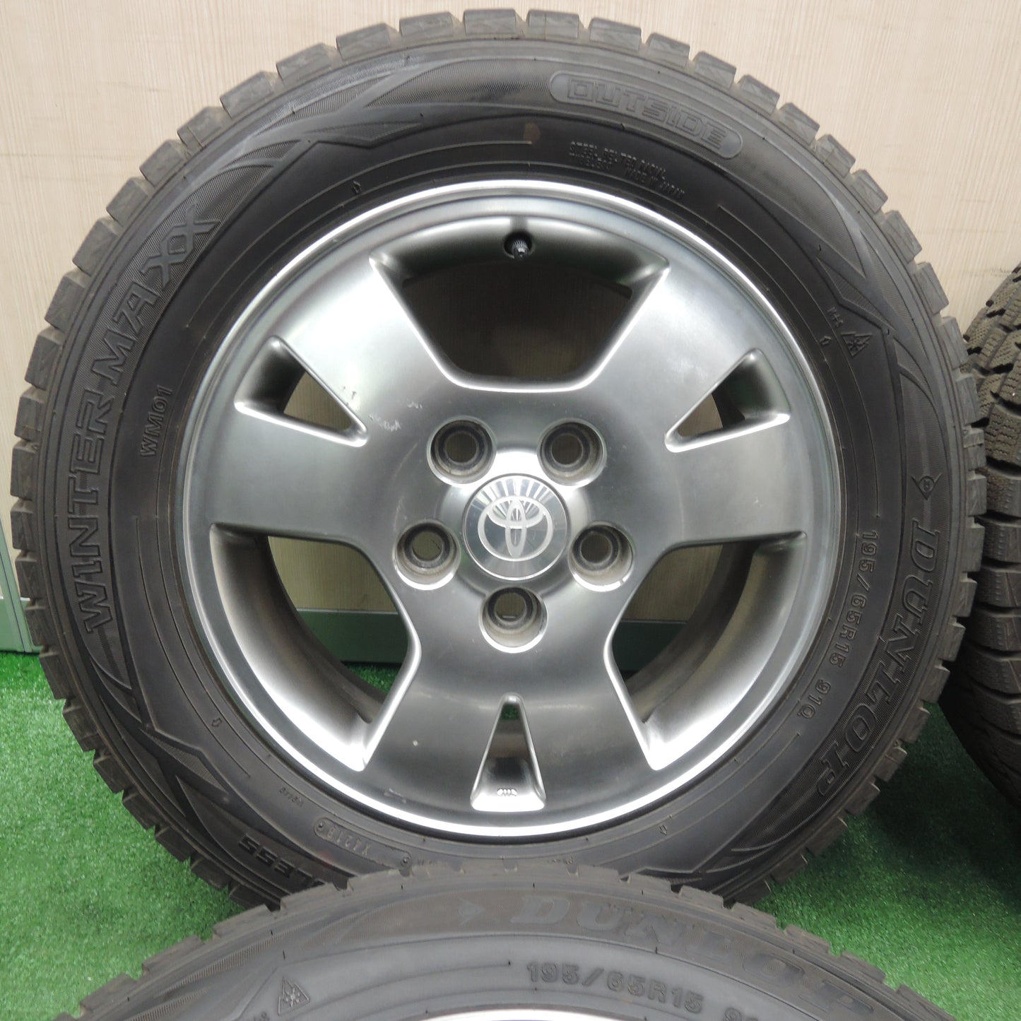 *送料無料*バリ溝！9.5分★トヨタ 60系 ヴォクシー ノア 純正 195/65R15 スタッドレス ダンロップ ウインターマックス WM01 PCD114.3/5H★3111501SYス