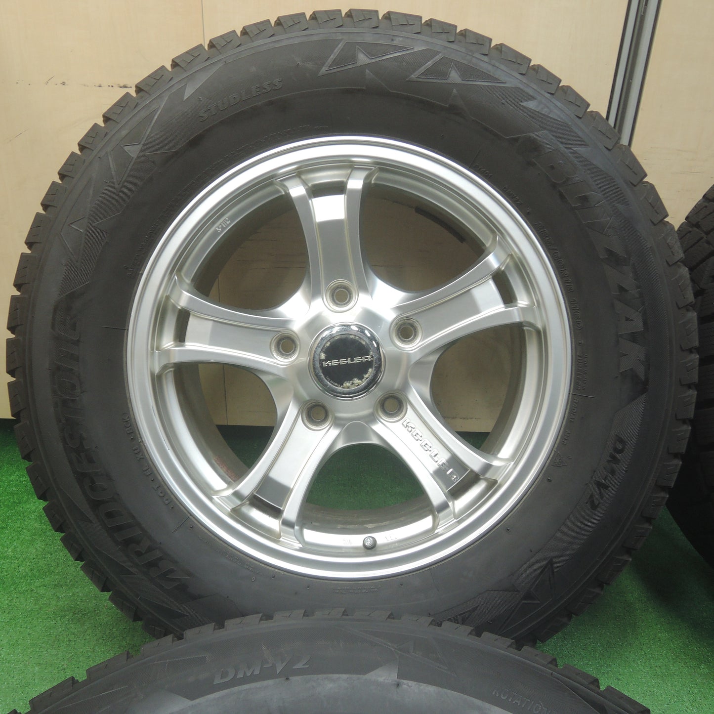 *送料無料*バリ溝！キレイ！9.5分★ランクル 等 KEELER キーラー 285/60R18 スタッドレス ブリヂストン ブリザック DM-V2 18インチ PCD150/5H★3121301SYス