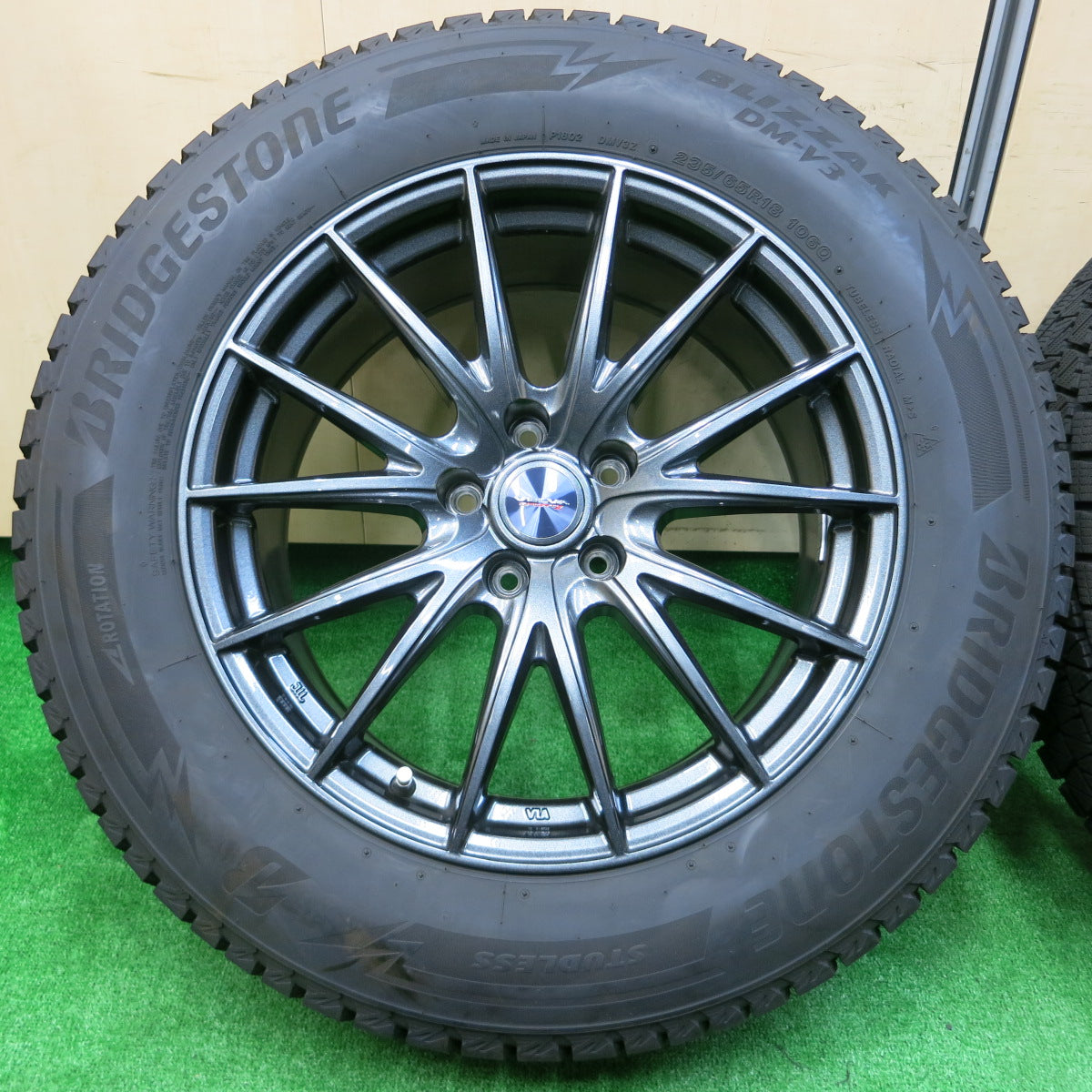 *送料無料*バリ溝！21年！キレイ！9.5分以上★スタッドレス 235/65R18 ブリヂストン ブリザック DM-V3 VELVA SPORTZ ヴェルヴァ 18インチ PCD114.3/5H★3110901イス