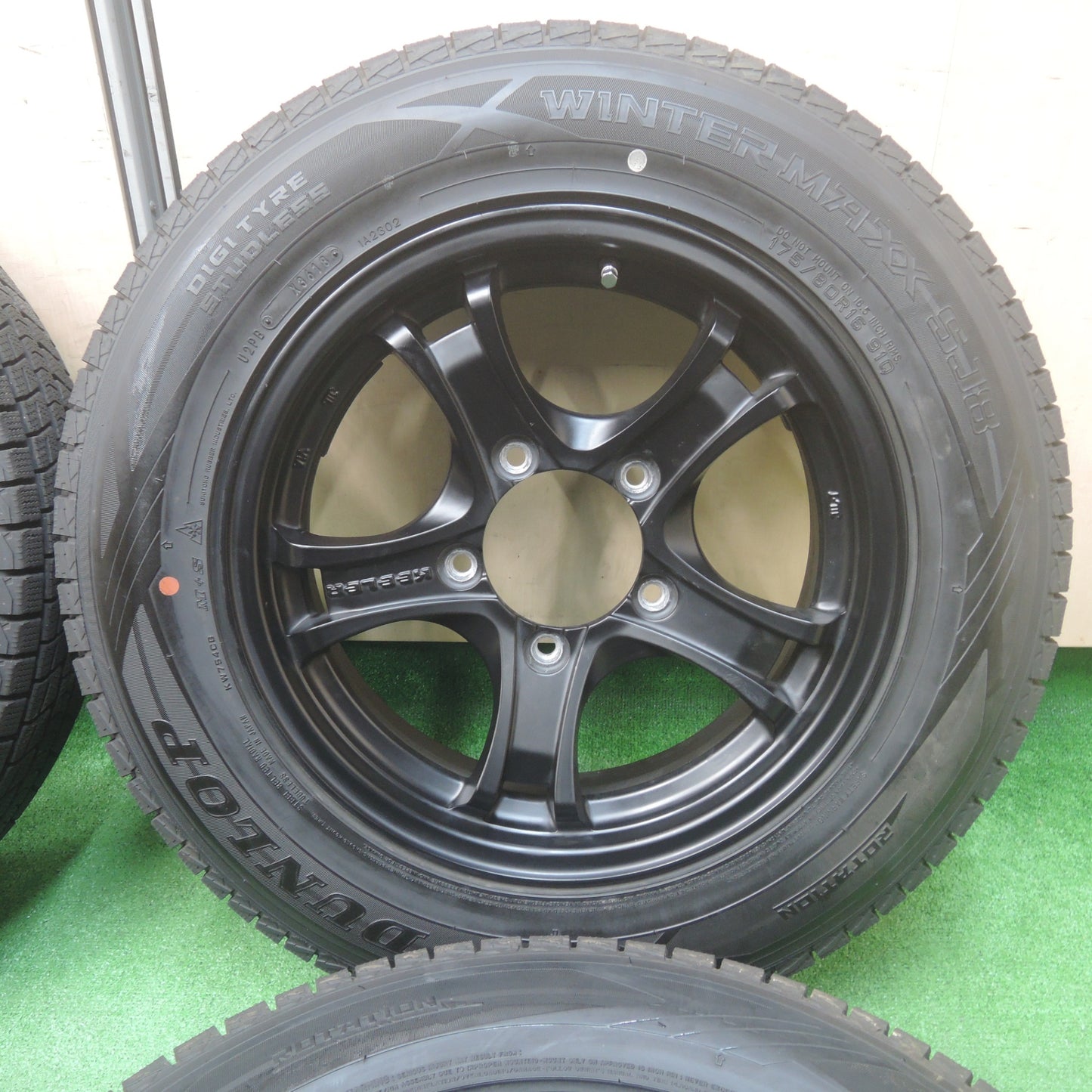 *送料無料* バリ溝！キレイ！9.5分以上★ジムニー等 KEELER キーラー 175/80R16 スタッドレス ダンロップ ウインターマックス SJ8 PCD139.7/5H★4020910SYス